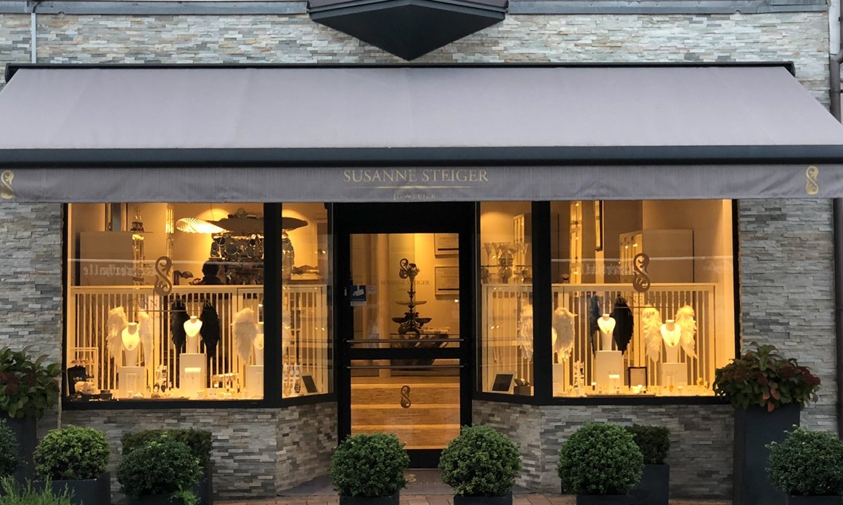 Ladenlokal von Juwelier Steiger in der Königstraße 51 in Bornheim, beleuchtete Schaufenster am Abend