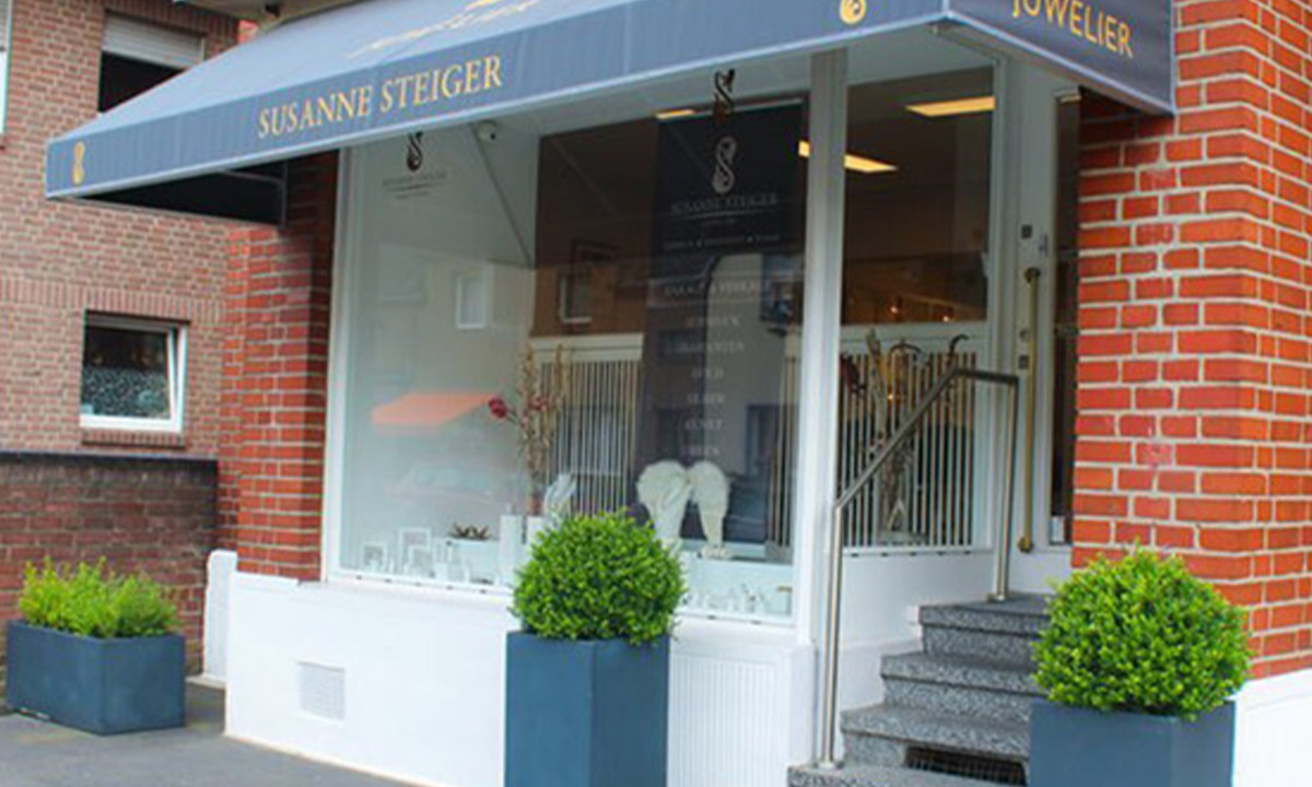 Ladenlokal von Juwelier Steiger in der Heerstraße 189 in Kerpen-Balkhausen, Eingang mit Markise