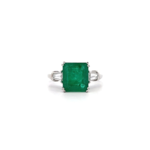 "Green Dream" - Smaragd Ring mit Trapez Diamanten