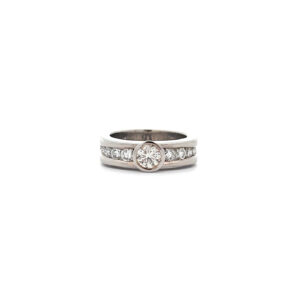 “Lumière Élégante” – Brillantring aus 18 Karat Weißgold mit insgesamt 1.32 ct.