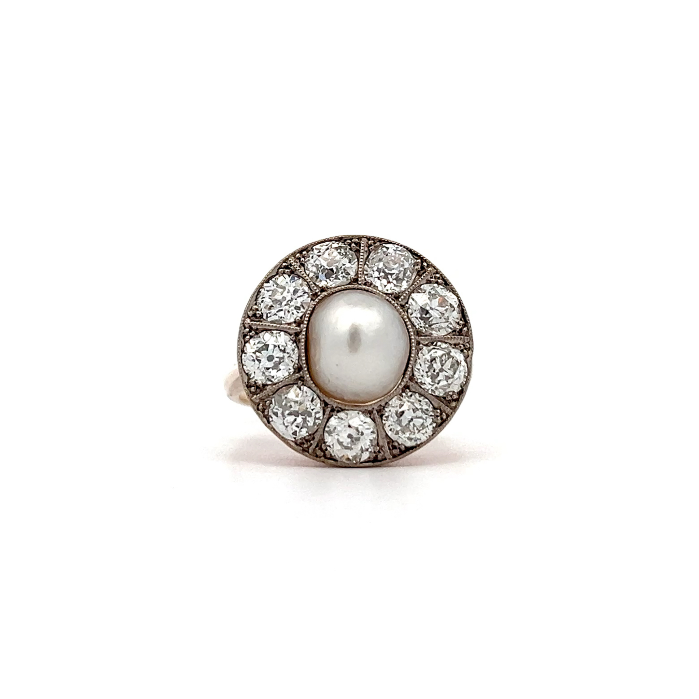 "A Pearl with Diamonds" - Historischer Ring mit Altschliff Diamanten und Perle