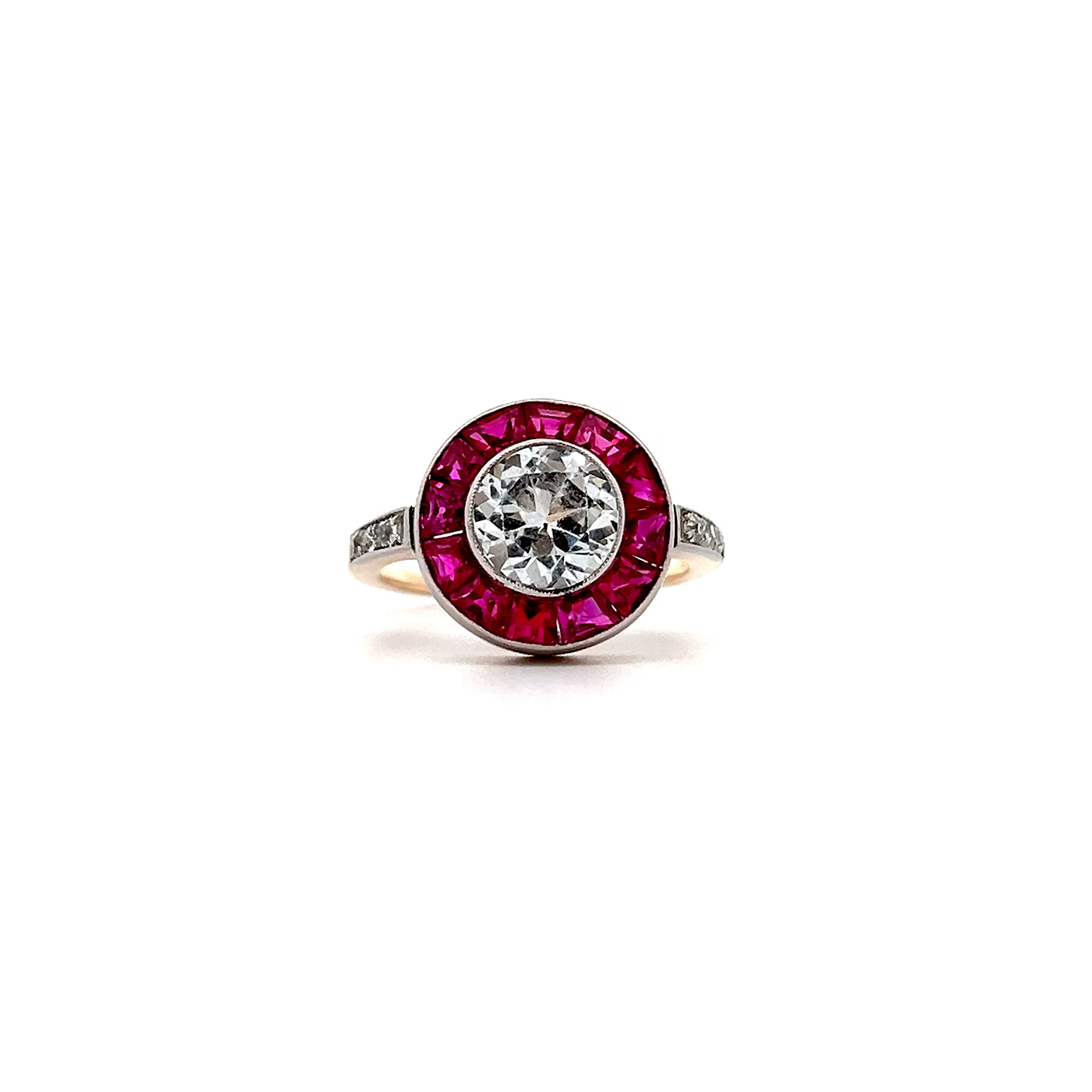 "Klarer Schimmer" - Saphir Ring mit einer Rubin Entourage 14 Karat Gold