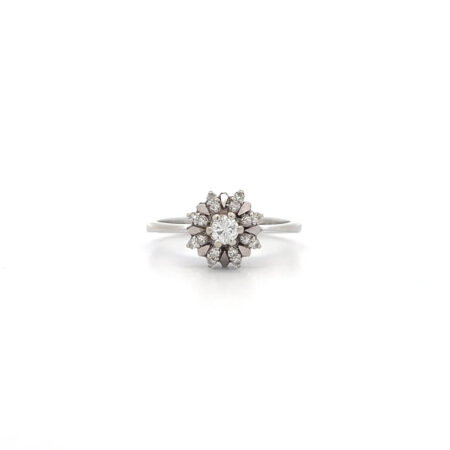 "Petite Fleur" - Zarter 18 Karat Weißgold Ring mit Brillanten