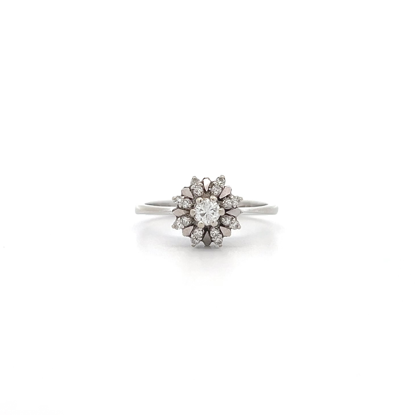 "Petite Fleur" - Zarter 18 Karat Weißgold Ring mit Brillanten