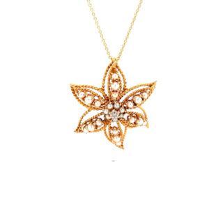 "Blütenzauber" - 18 Karat Anhänger mit Diamant im Altschliff und Perlchen