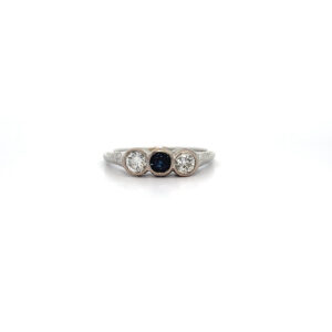 "Timeless Grace" - Antiker Ring in 18 Karat Weißgold