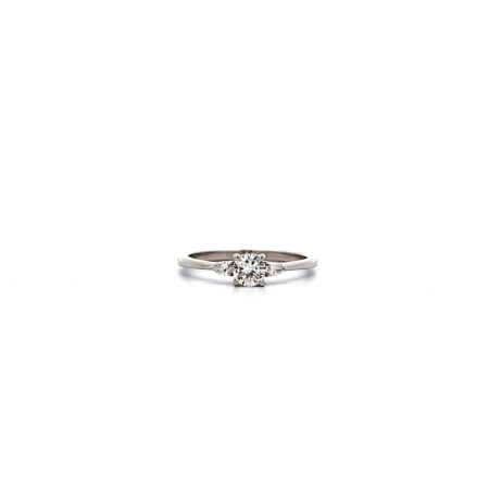"Zartes Versprechen" - Moderner Ring in 18 Karat Weißgold
