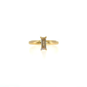 "One Clear Line" - Moderner Ring mit Diamant Baguette 0.49ct. in 18 Karat Gelbgold