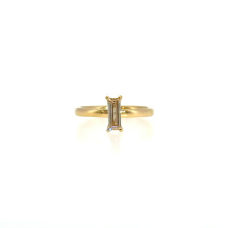 "One Clear Line" - Moderner Ring mit Diamant Baguette 0.49ct. in 18 Karat Gelbgold