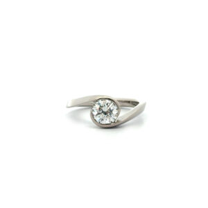"Ein Moment für die Ewigkeit" - Vintage Ring mit einem strahlenden Brillanten in 18 Karat Weißgold