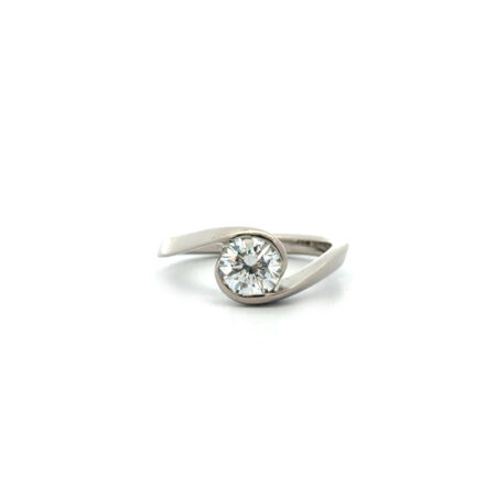 "Ein Moment für die Ewigkeit" - Vintage Ring mit einem strahlenden Brillanten in 18 Karat Weißgold