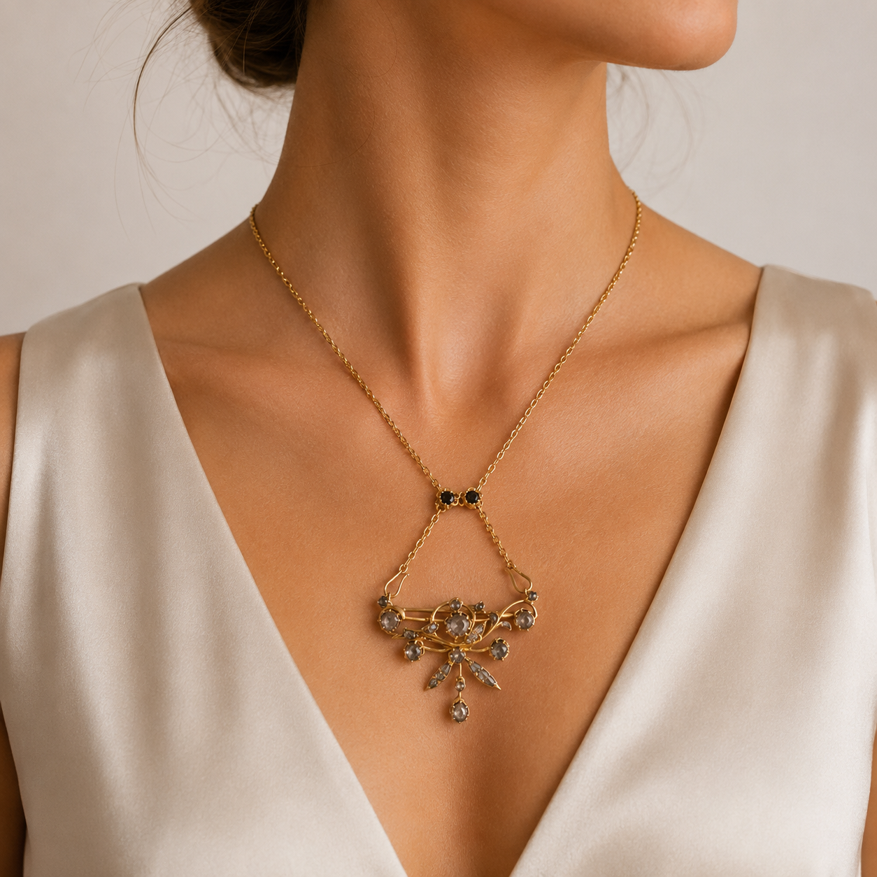 "Rosenpoesie" - Antikes Collier mit Diamantrosen in 18kt Gelbgold