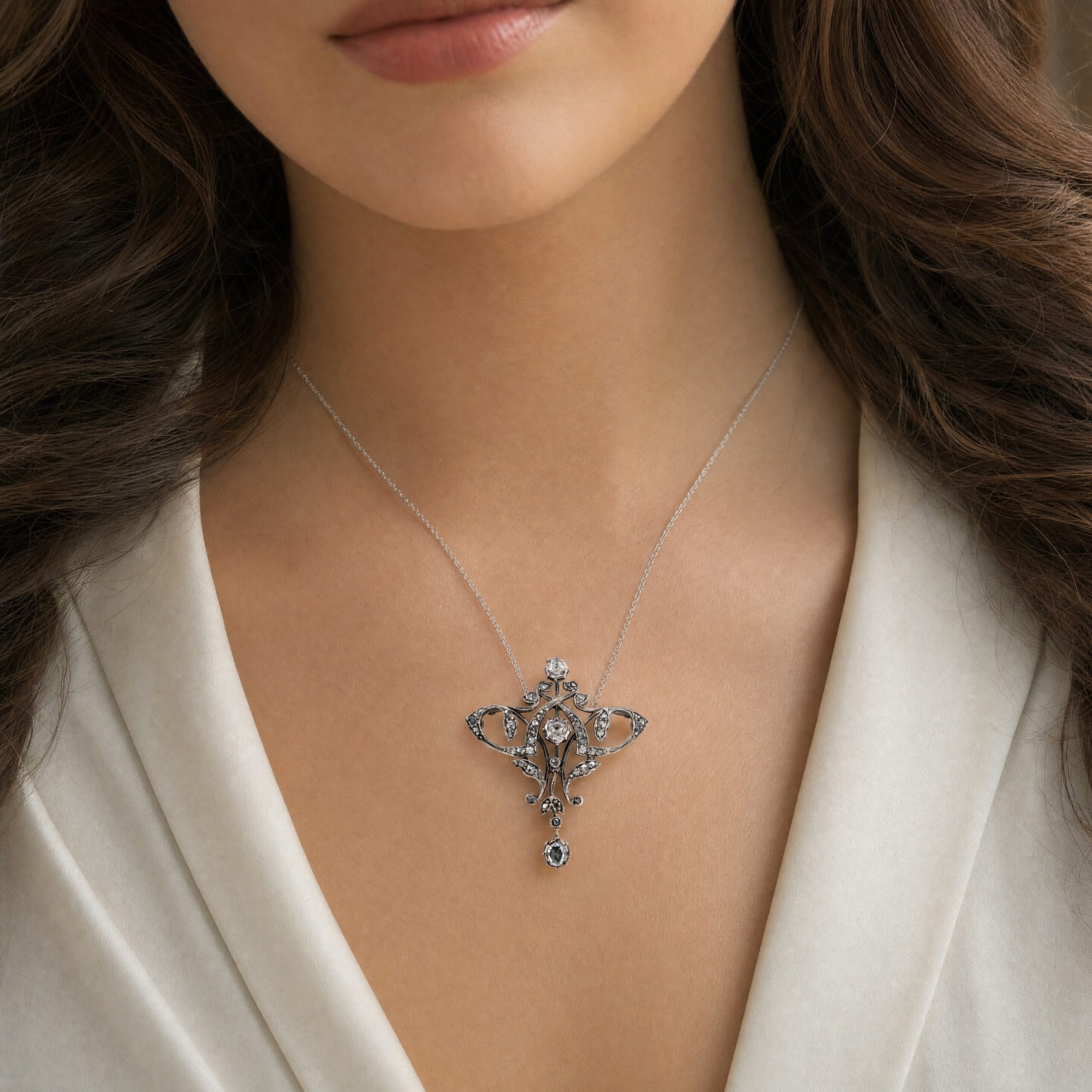 "Rosenzauber" - Antikes Collier mit Diamantrosen in 14 Karat Gold