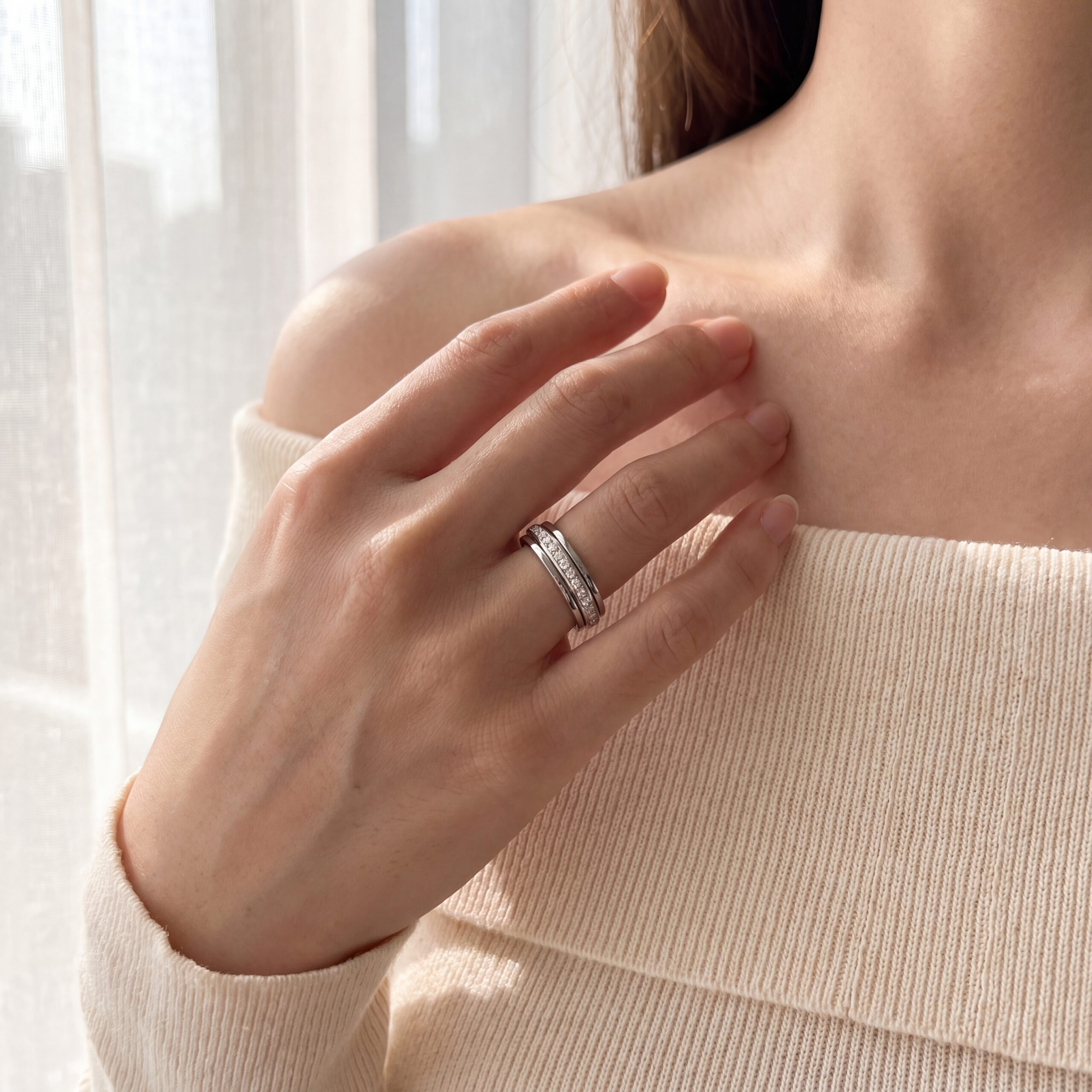 "Moving Memories" - Moderner Ring in 14kt Weißgold mit Brillanten