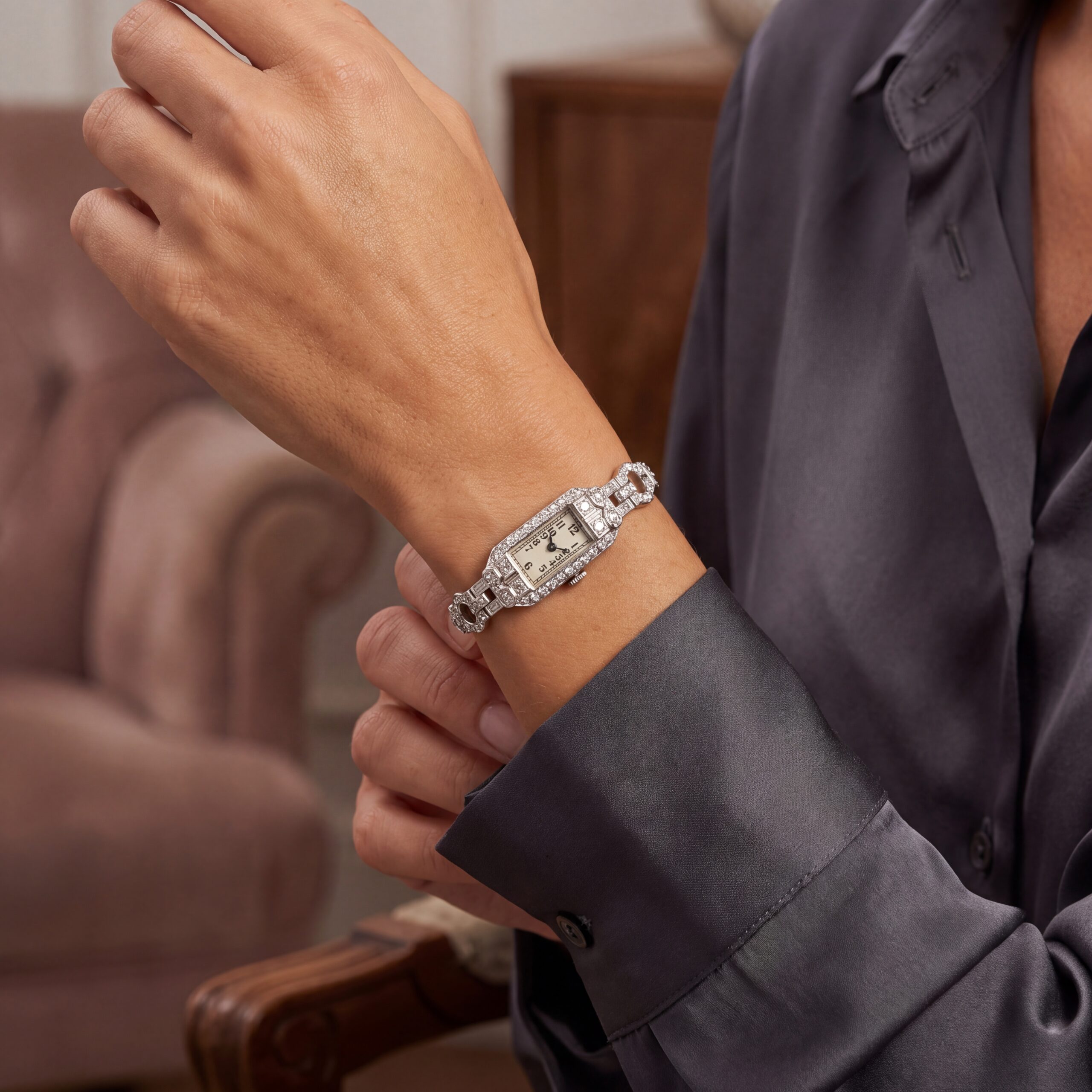 „Art Déco Éternelle“ – Antike Diamant Damenuhr aus Platin um 1930