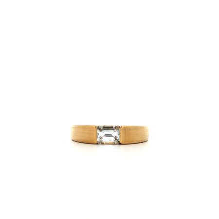 "Golden Emerald" - Moderner Ring in 18kt Gelbgold mit Diamant im Emerald Cut 0,62ct