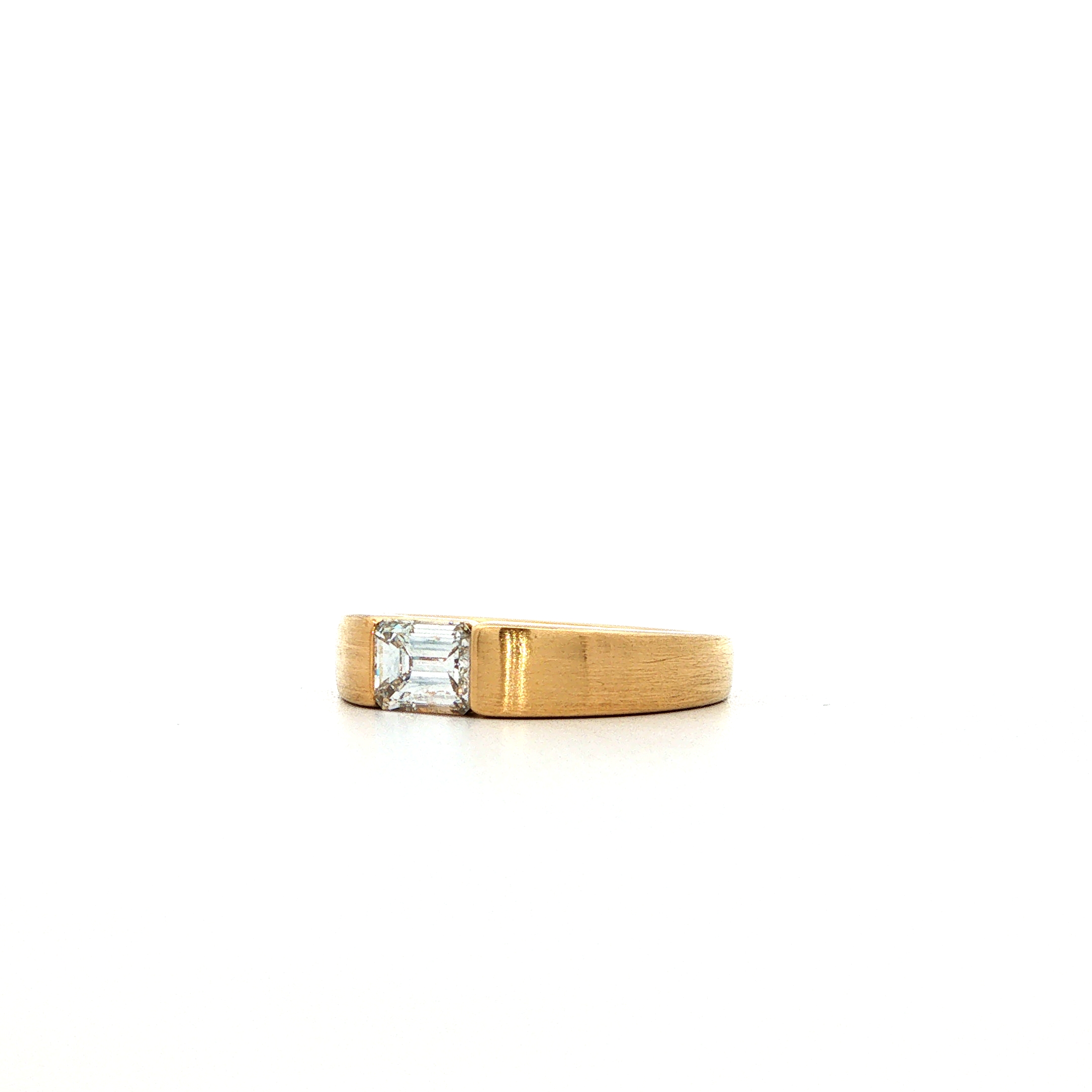 "Golden Emerald" - Moderner Ring in 18kt Gelbgold mit Diamant im Emerald Cut 0,62ct