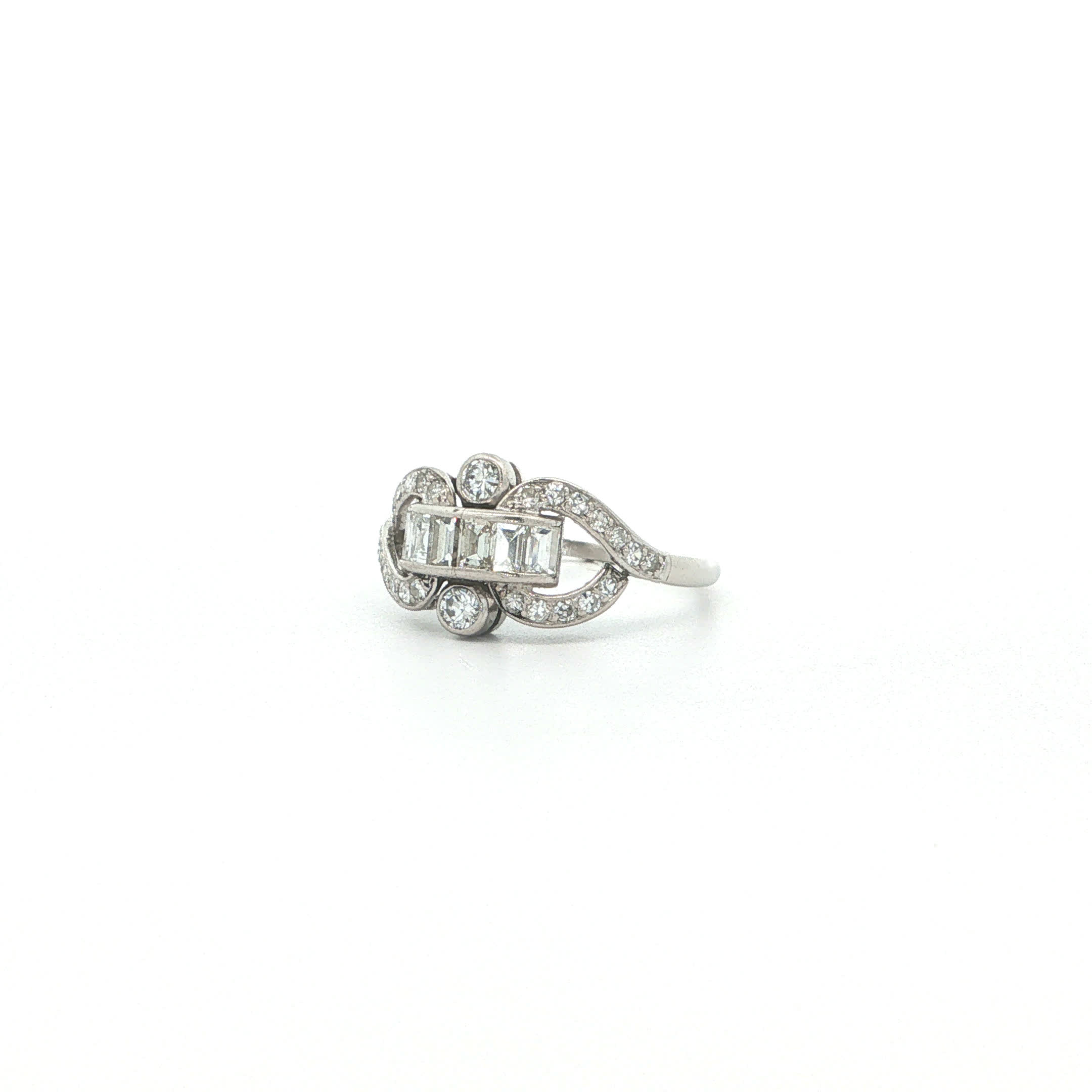 "30er trifft Gegenwart" - Antique Platin Ring mit Brillanten - Juwelier Steiger
