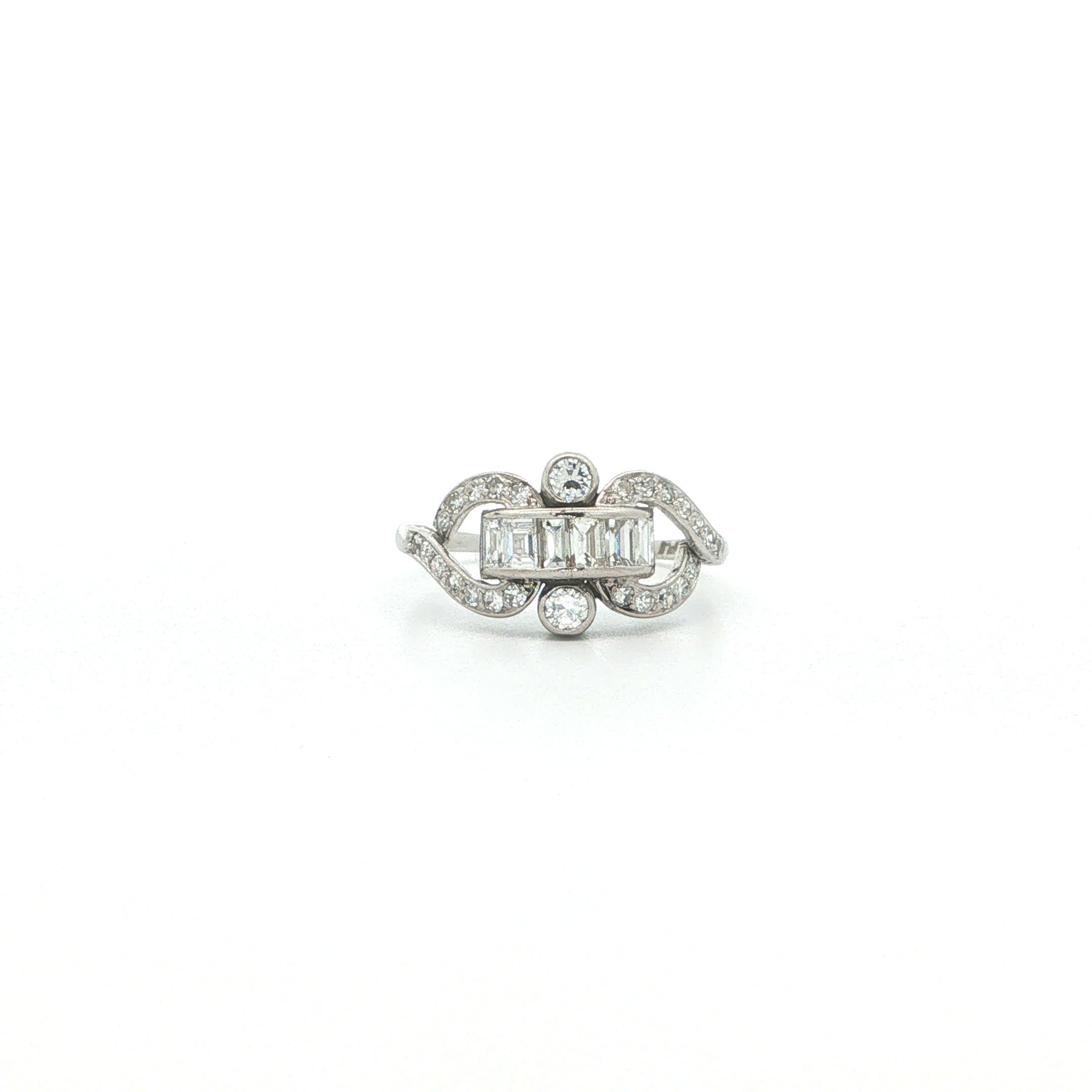"30er trifft Gegenwart" - Antique Platin Ring mit Brillanten - Juwelier Steiger