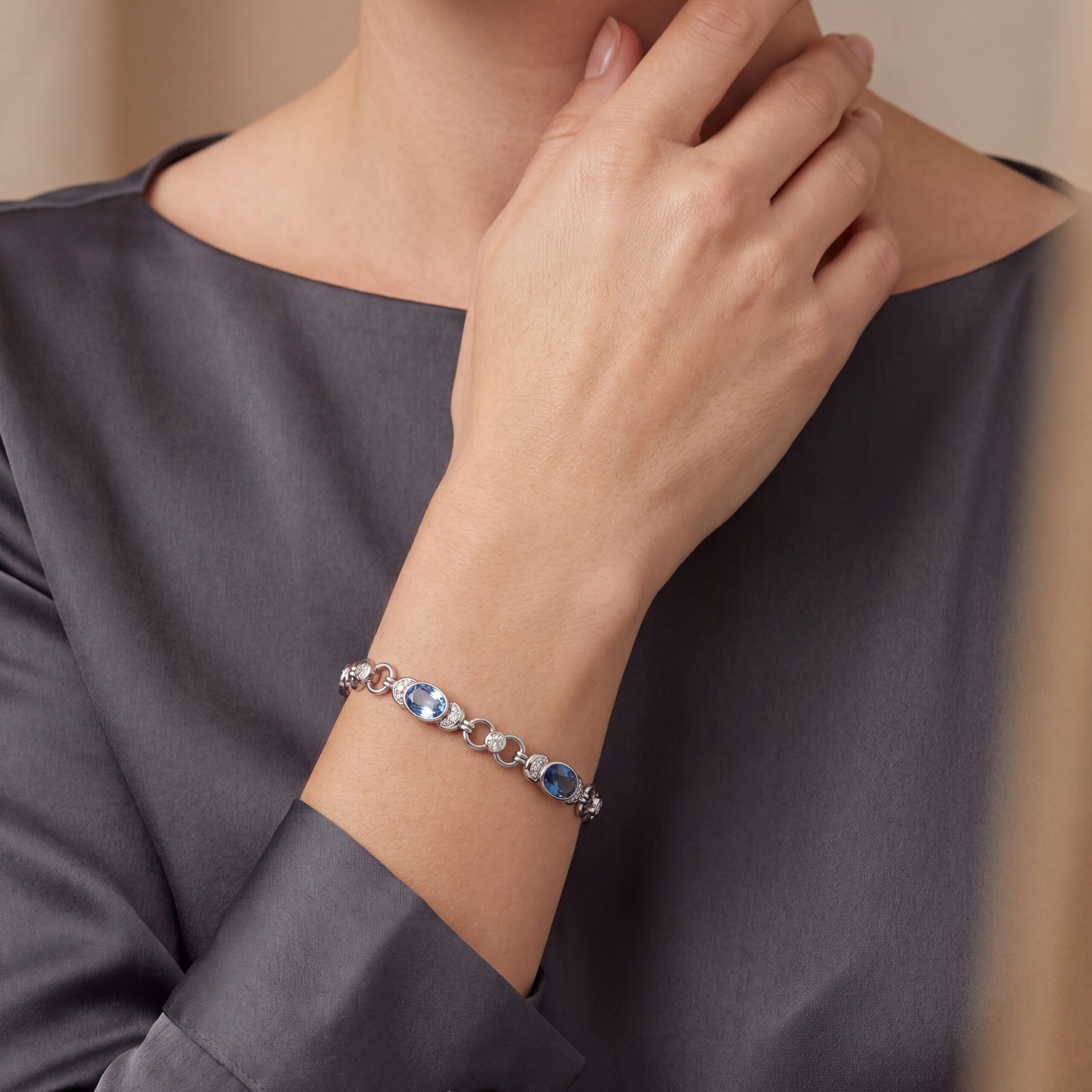 "Summer Glow" - Moderne 14 Karat Weißgold Kette/Armband mit Saphiren und Brillanten