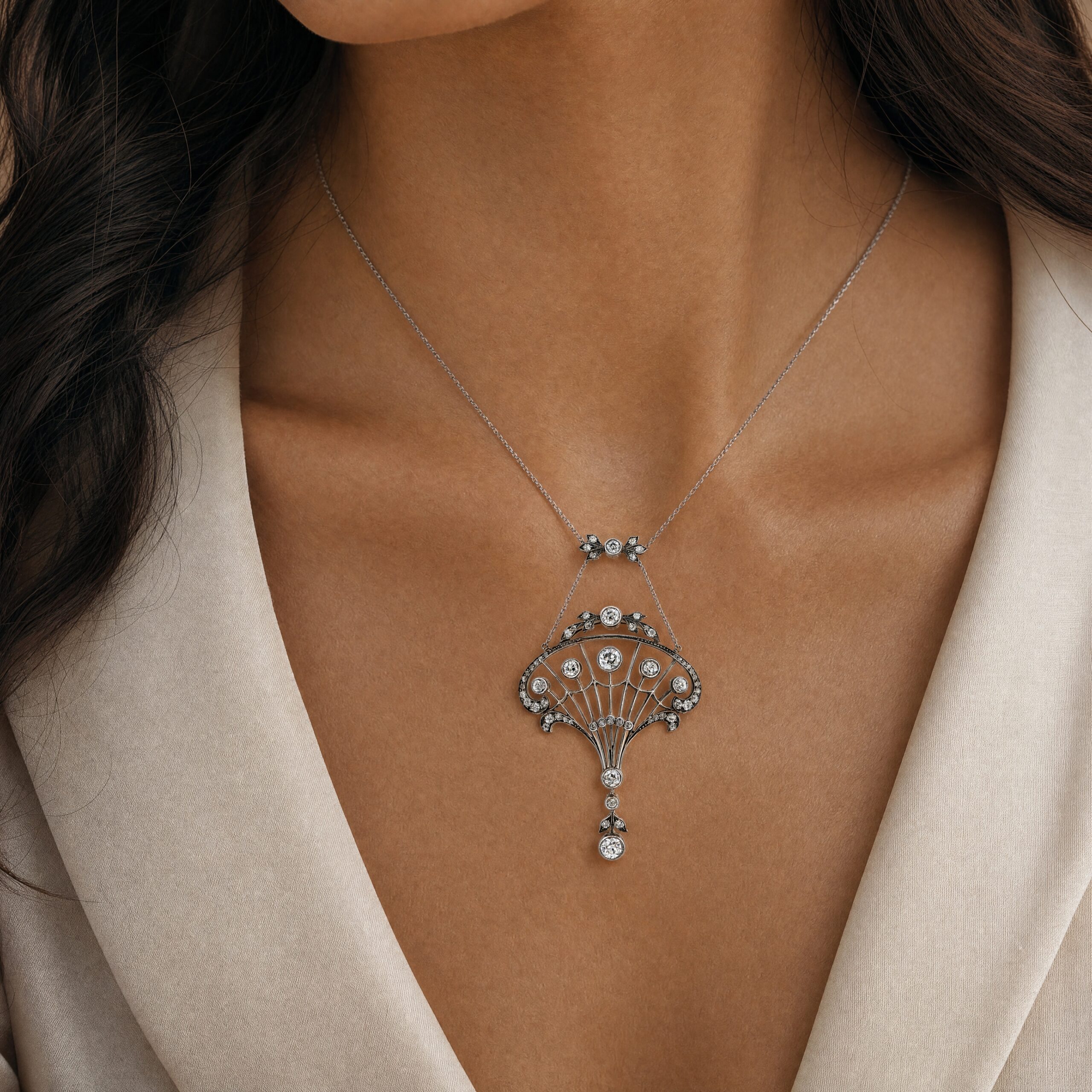 "Kostbare Zeit" - Antikes Collier mit Altschliff Diamanten in Platin und 14 Karat Gelbgold