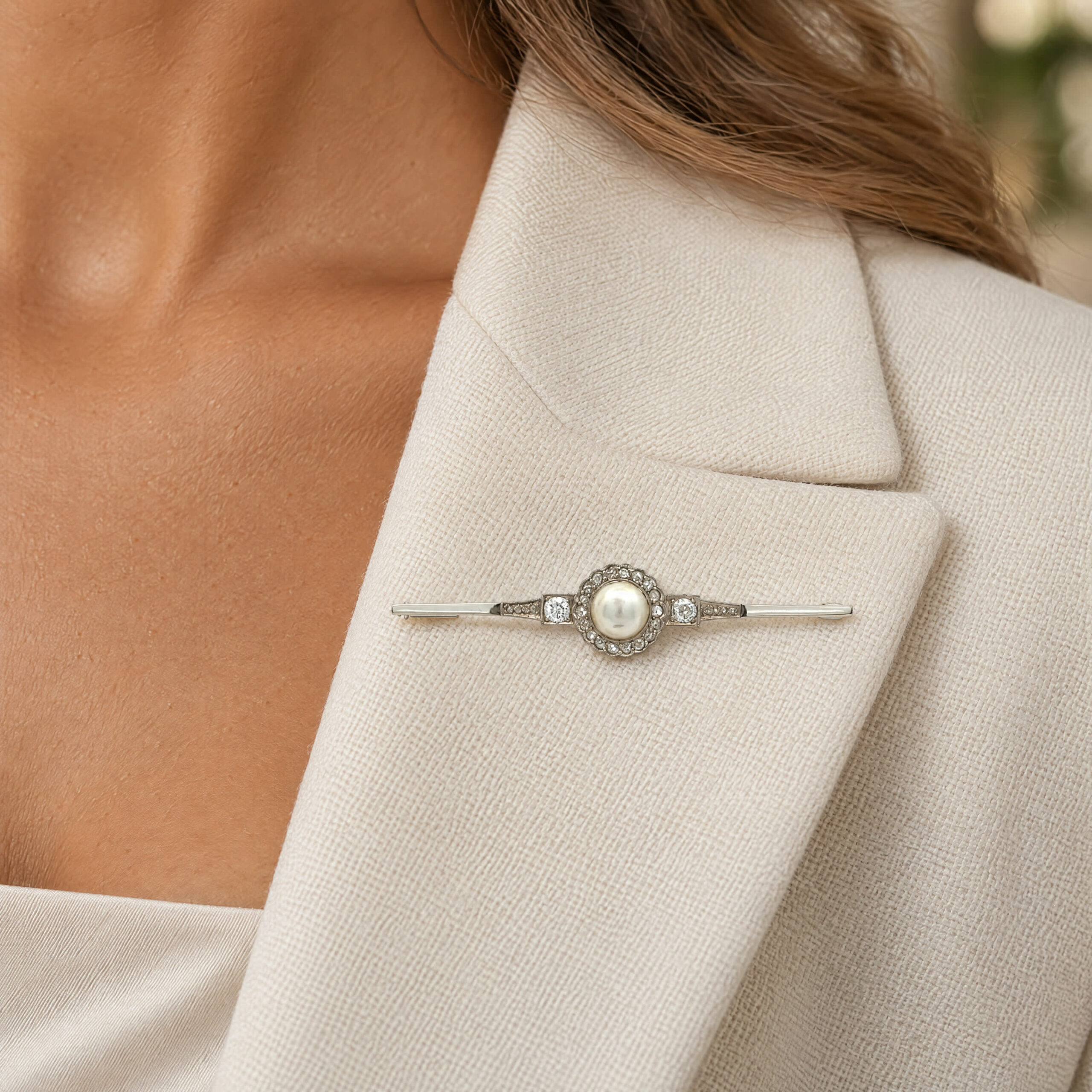 "Art Déco Pearl" - Antike Nadel in 14kt Weißgold mit Perle & Diamanten im Altschliff - Juwelier Steiger