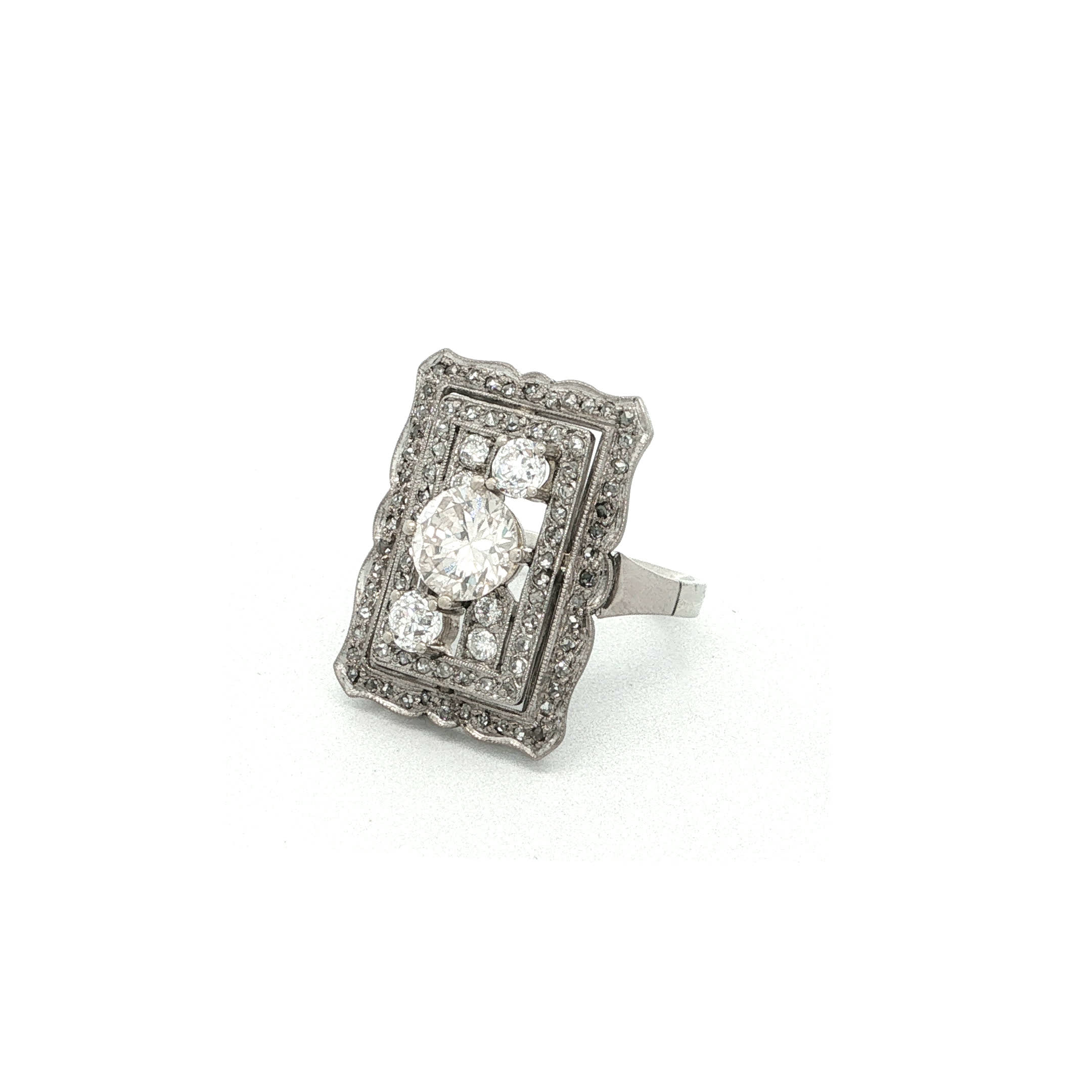 "Berlin Lights" - Spektakulärer Art Déco Ring aus 14kt Weißgold mit Diamanten zus. ca. 1,80ct - Juwelier Steiger