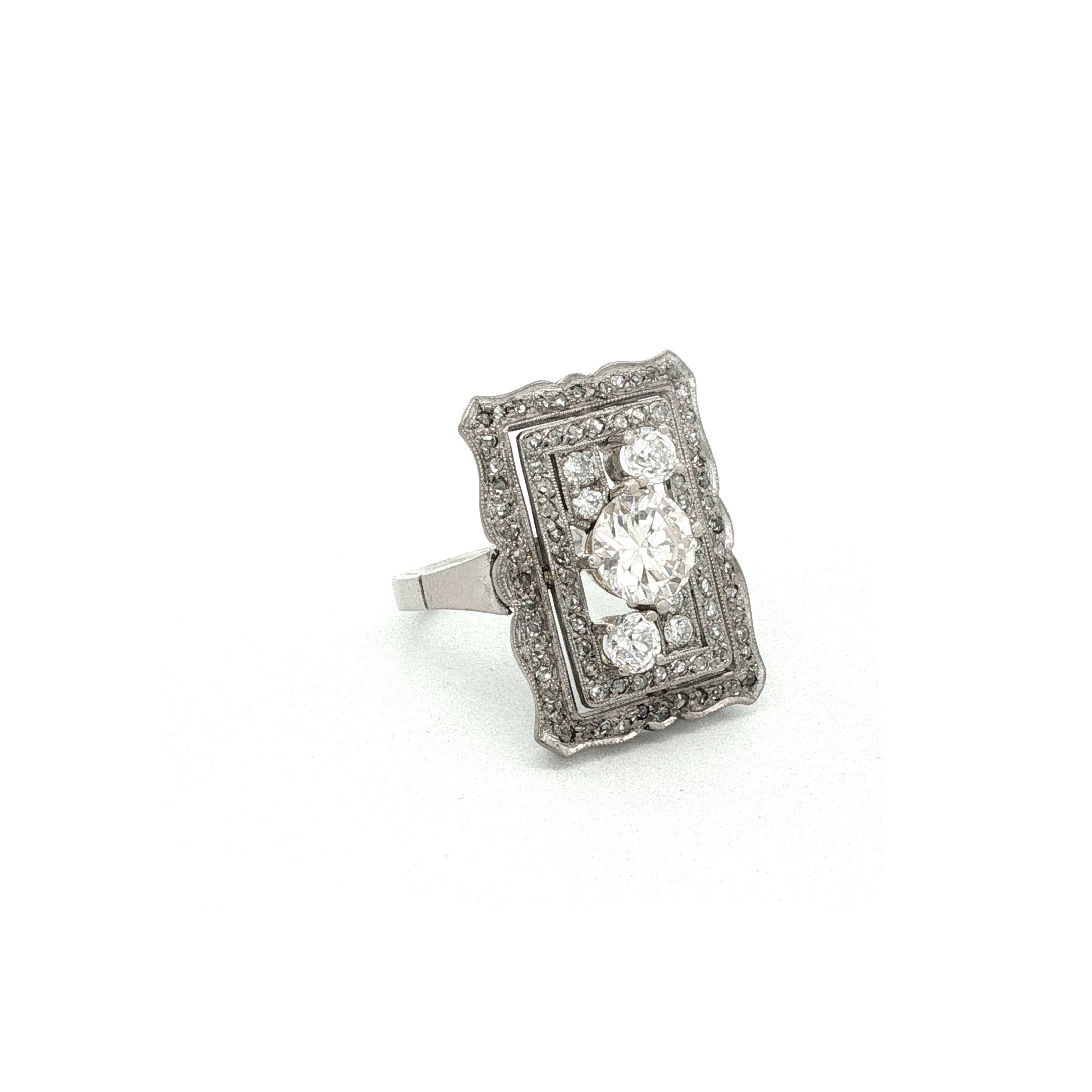 "Berlin Lights" - Spektakulärer Art Déco Ring aus 14kt Weißgold mit Diamanten zus. ca. 1,80ct - Juwelier Steiger