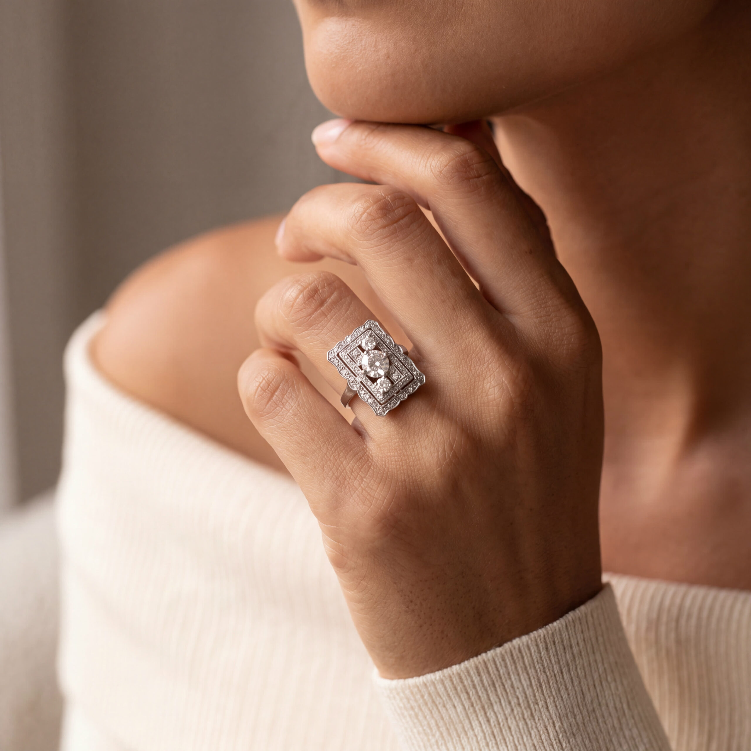 "Berlin Lights" - Spektakulärer Art Déco Ring aus 14kt Weißgold mit Diamanten zus. ca. 1,80ct - Juwelier Steiger