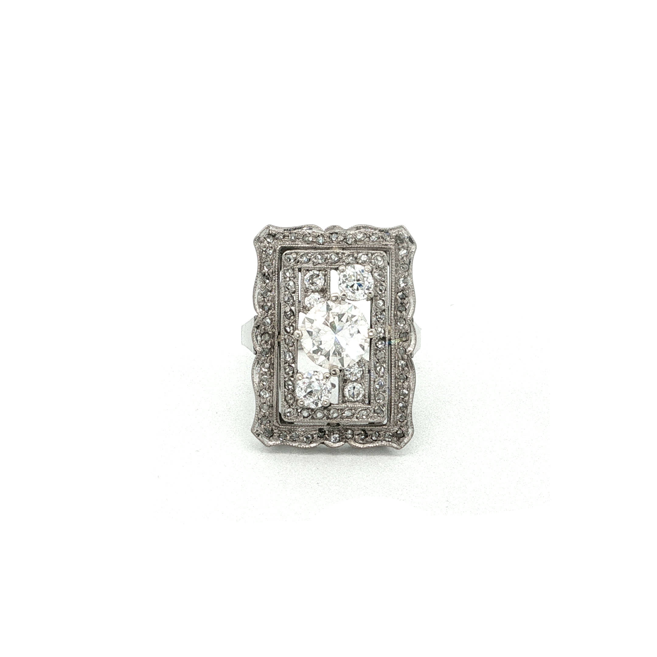 "Berlin Lights" - Spektakulärer Art Déco Ring aus 14kt Weißgold mit Diamanten zus. ca. 1,80ct - Juwelier Steiger