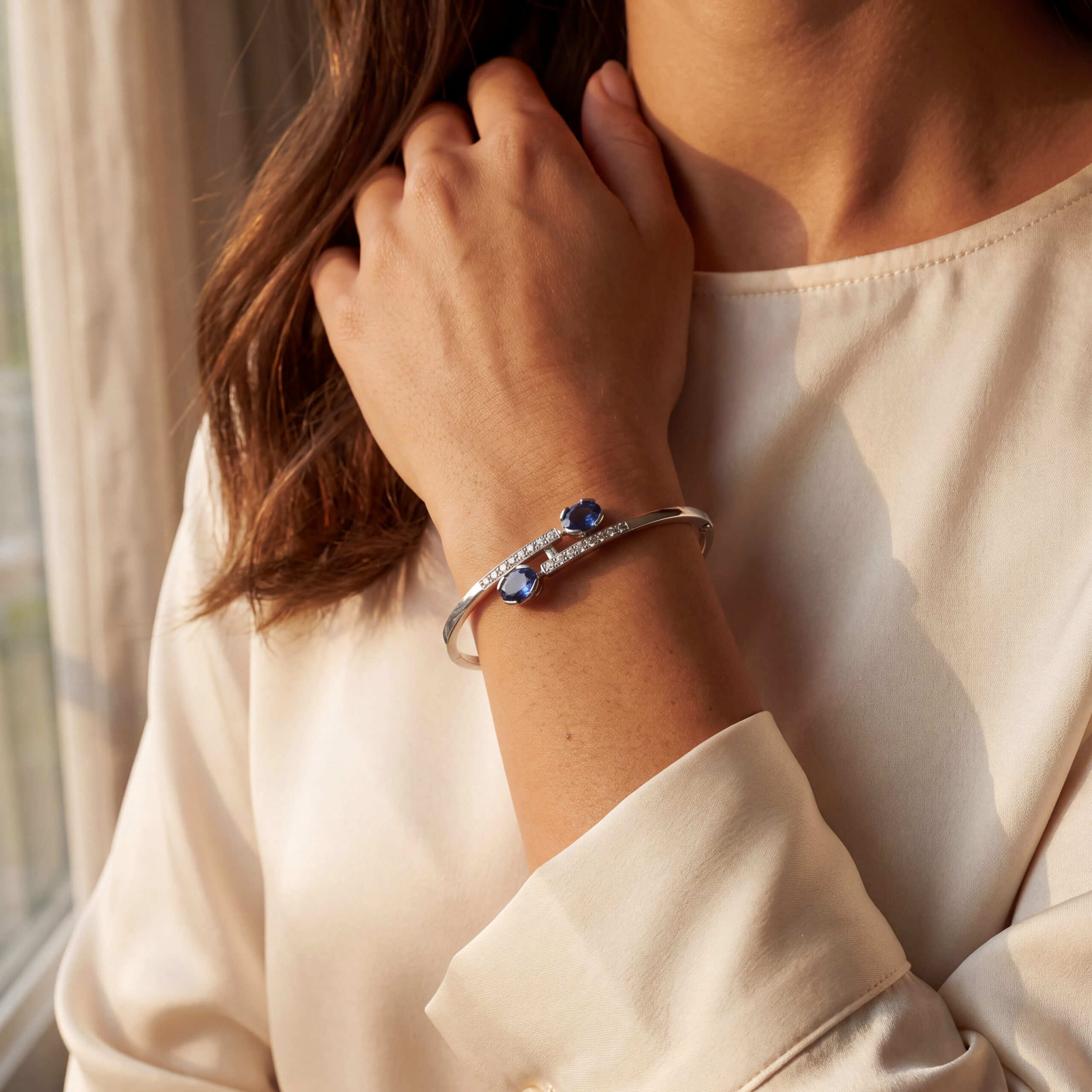 "Blue by Nature" - Vintage Armreif in 18kt Weißgold mit natürlichen Saphiren & Brillanten aus 750er Weißgold - Juwelier St...