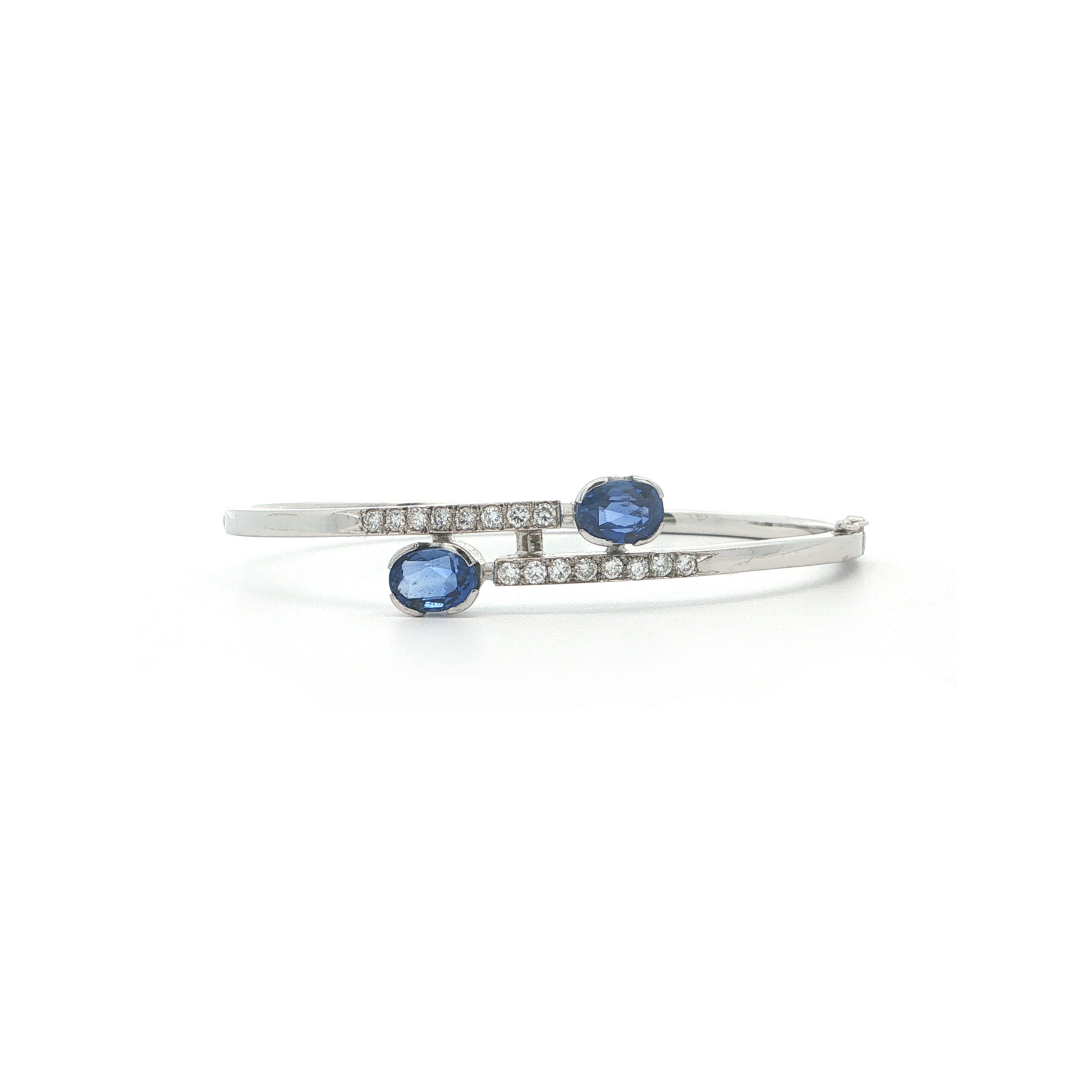 "Blue by Nature" - Vintage Armreif in 18kt Weißgold mit natürlichen Saphiren & Brillanten aus 750er Weißgold - Juwelier St...