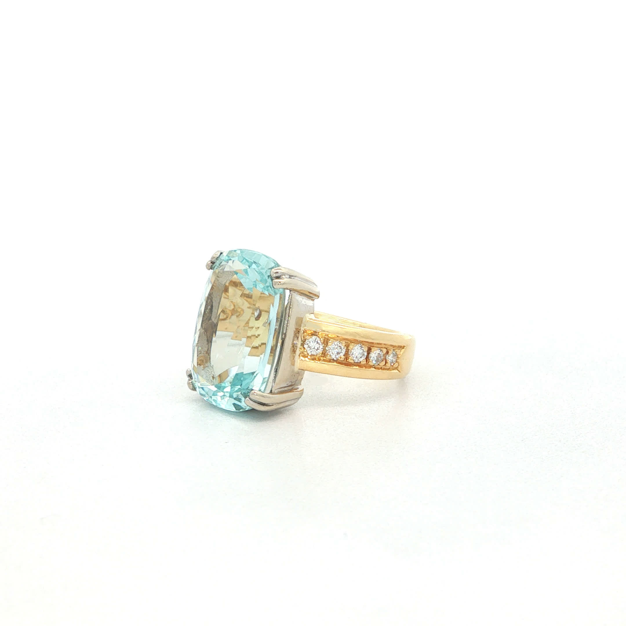 "Blue Water" - Vintage Ring in 18kt Gelbgold mit Aquamarin & Diamanten - Juwelier Steiger
