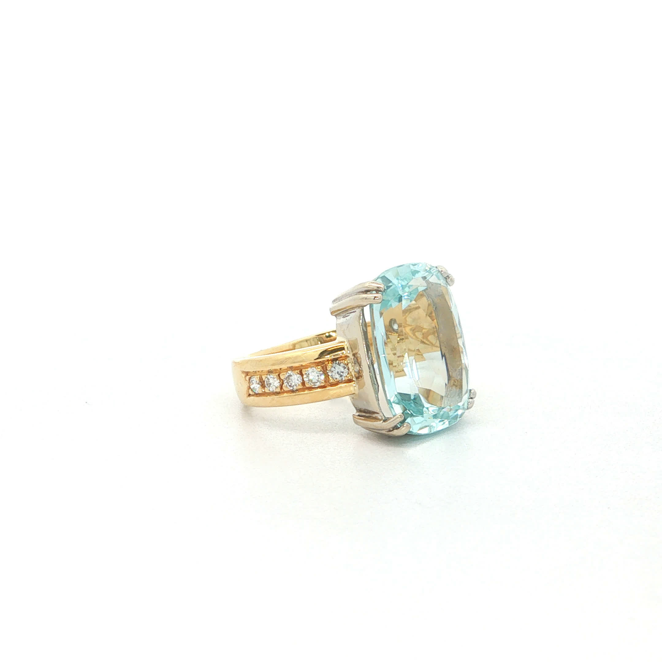 "Blue Water" - Vintage Ring in 18kt Gelbgold mit Aquamarin & Diamanten - Juwelier Steiger