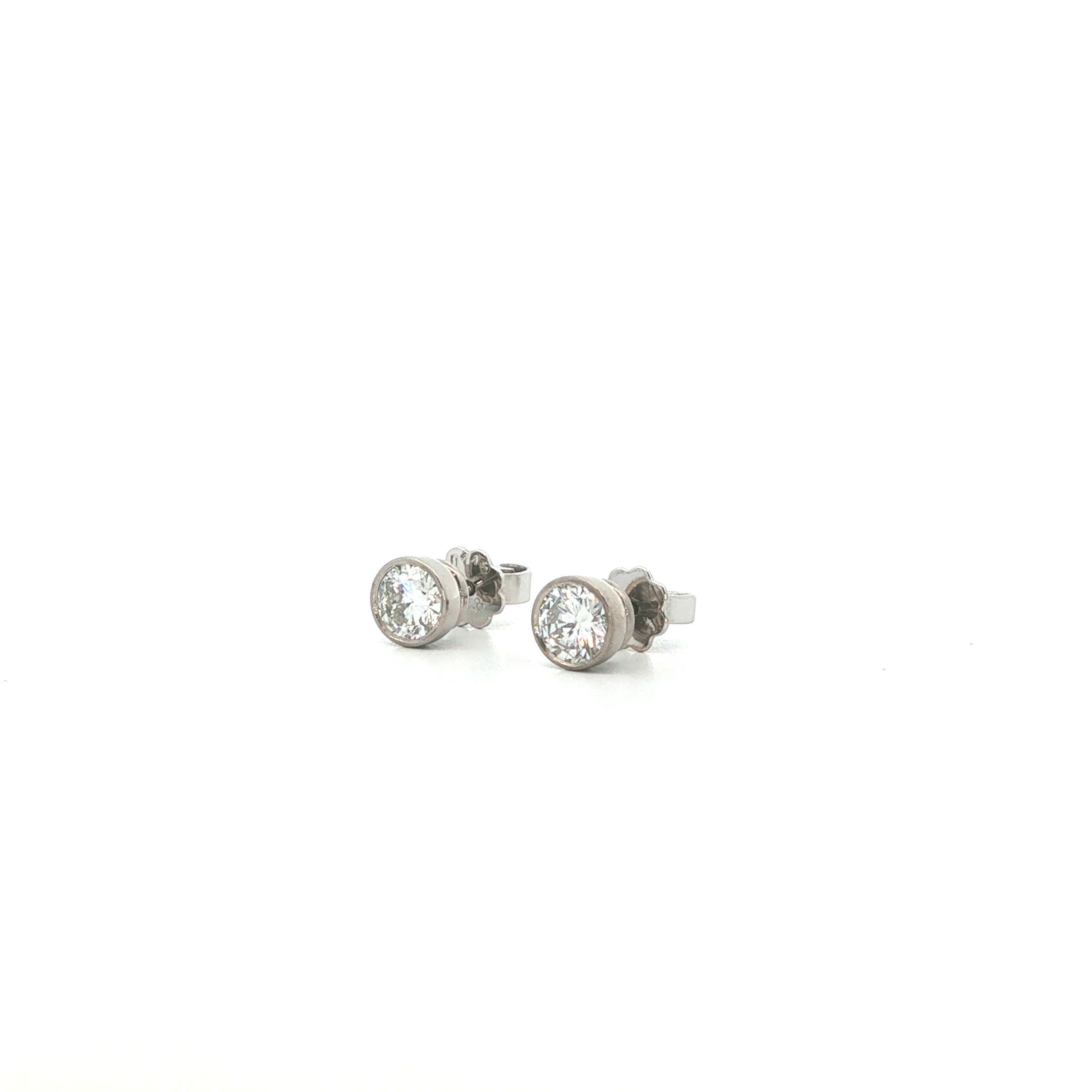 "Classic Sparkle" - Vintage Ohrstecker in Zargenfassung aus 18kt Weißgold mit Brillanten zus. ca. 1,0ct LC/E - Juwelier St...