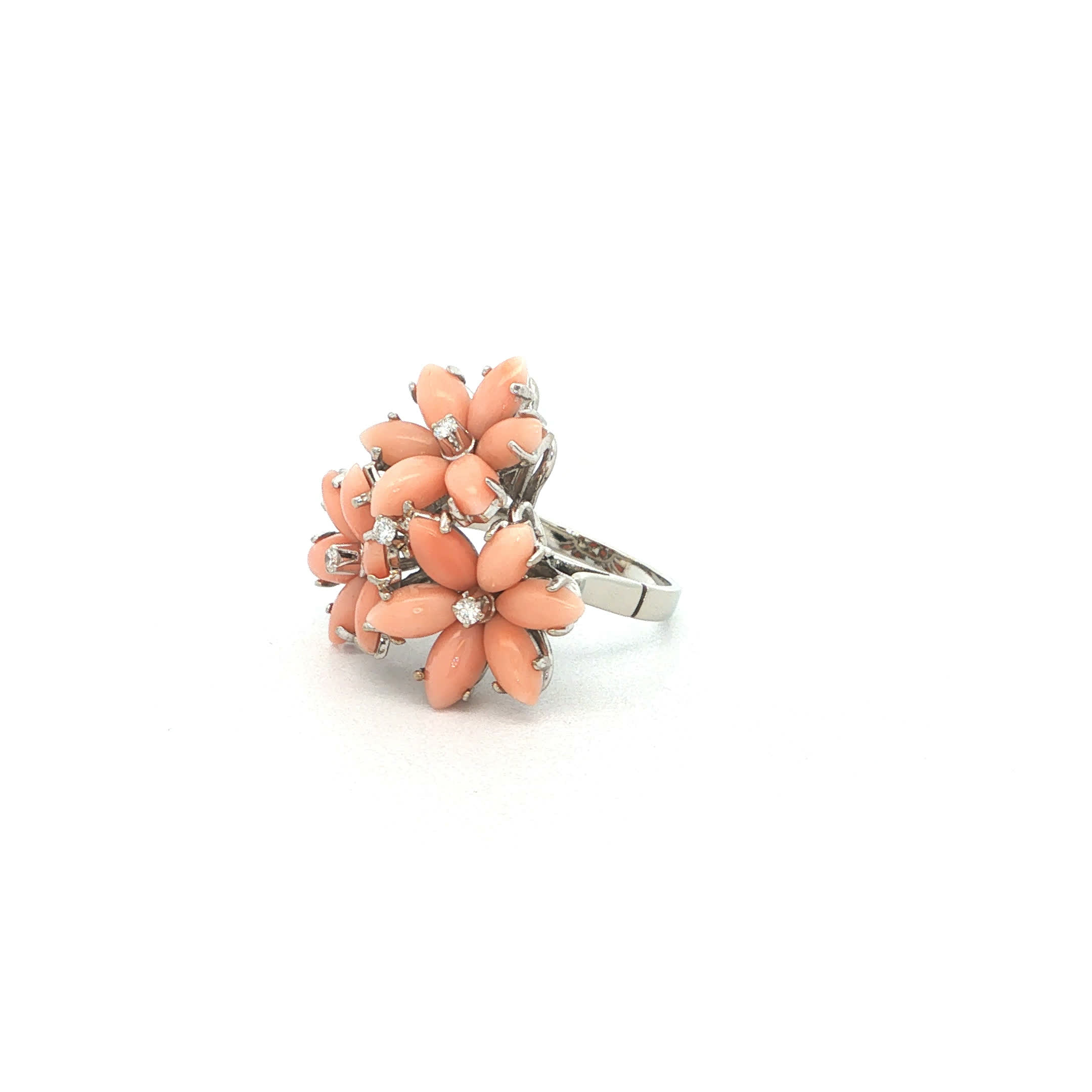 "Coral Blossom" - Vintage Ring in 18kt Weißgold mit Koralle & Diamanten - Juwelier Steiger