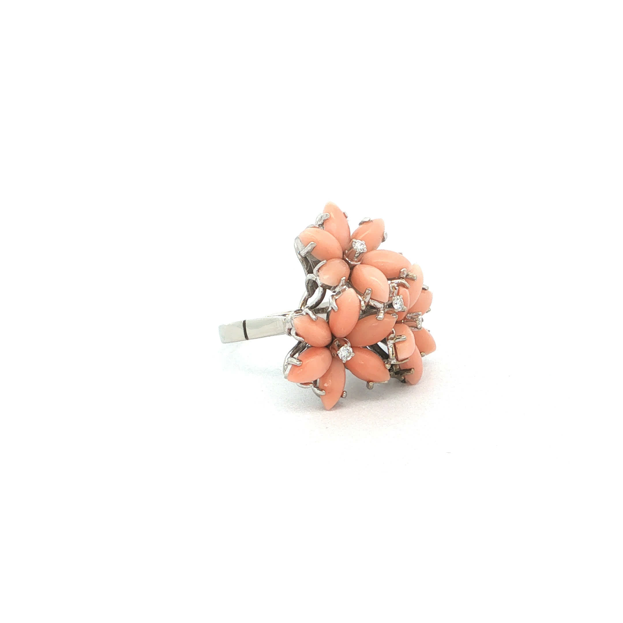 "Coral Blossom" - Vintage Ring in 18kt Weißgold mit Koralle & Diamanten - Juwelier Steiger