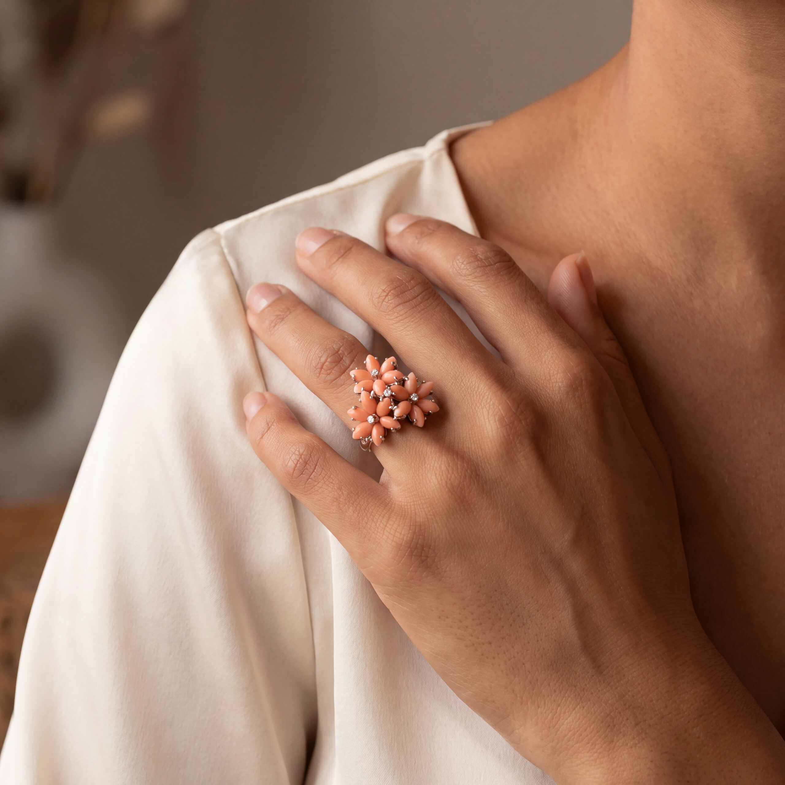 "Coral Blossom" - Vintage Ring in 18kt Weißgold mit Koralle & Diamanten - Juwelier Steiger