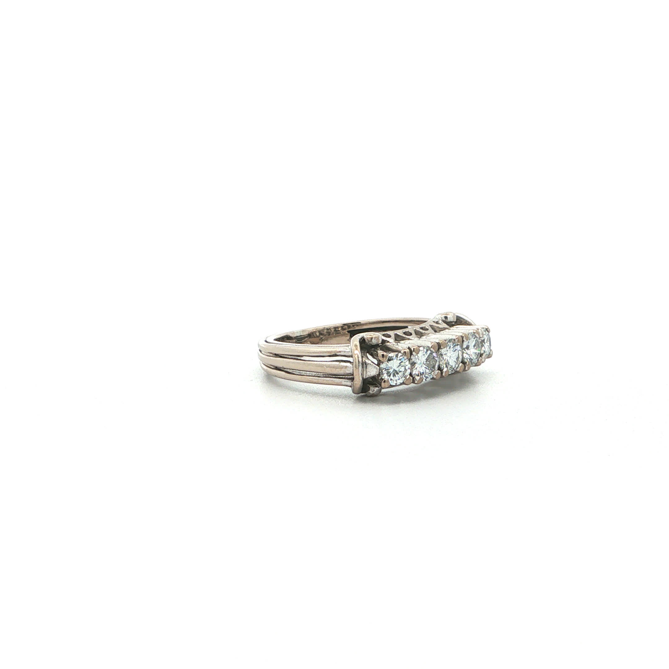 "Diamond Boulevard" - Vintage Ring 18 Karat Weißgold Ring mit Peridot Stein - Juwelier Steiger