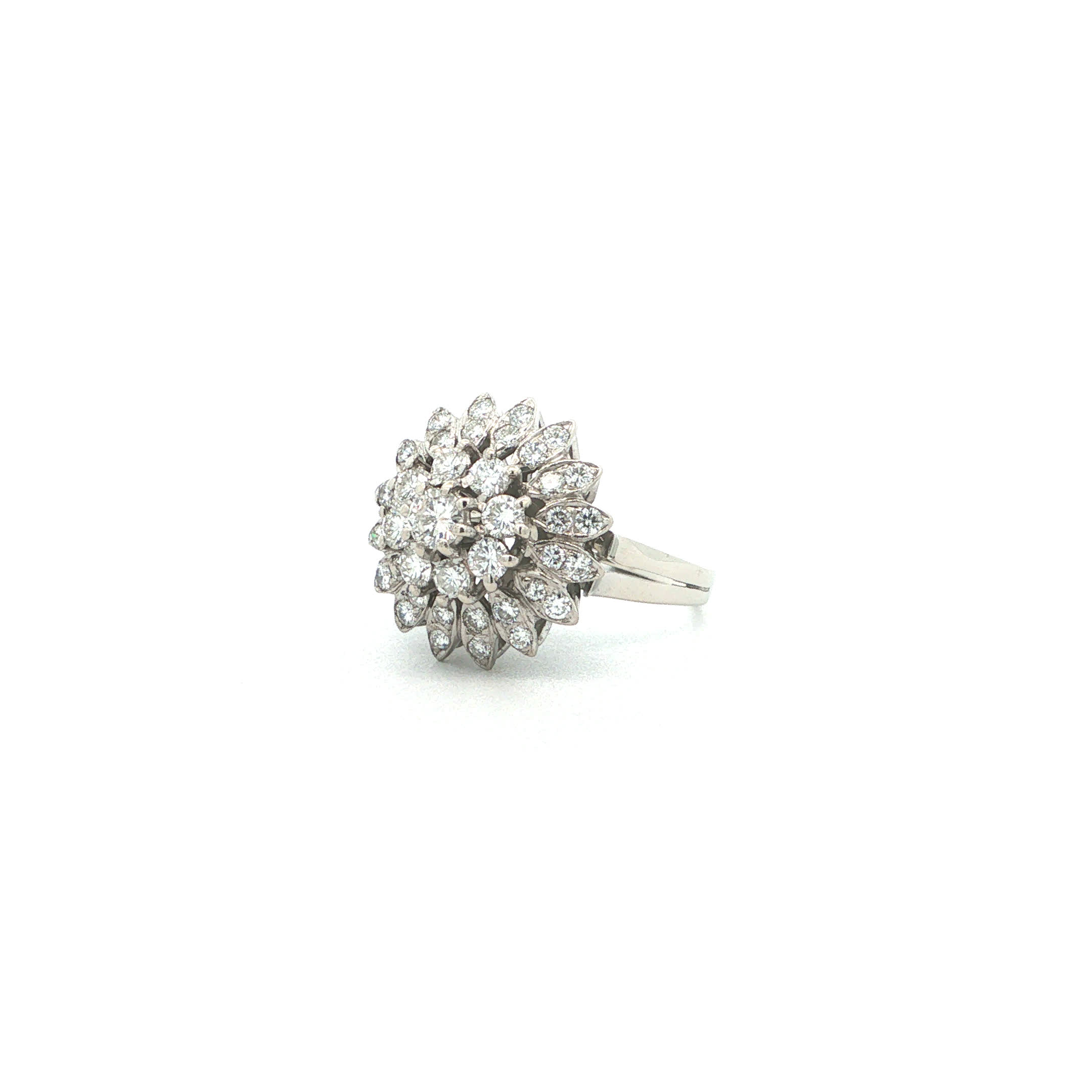 "Diamond Dahlia" - Vintage Ring in 18kt Weißgold mit Brillanten - Juwelier Steiger