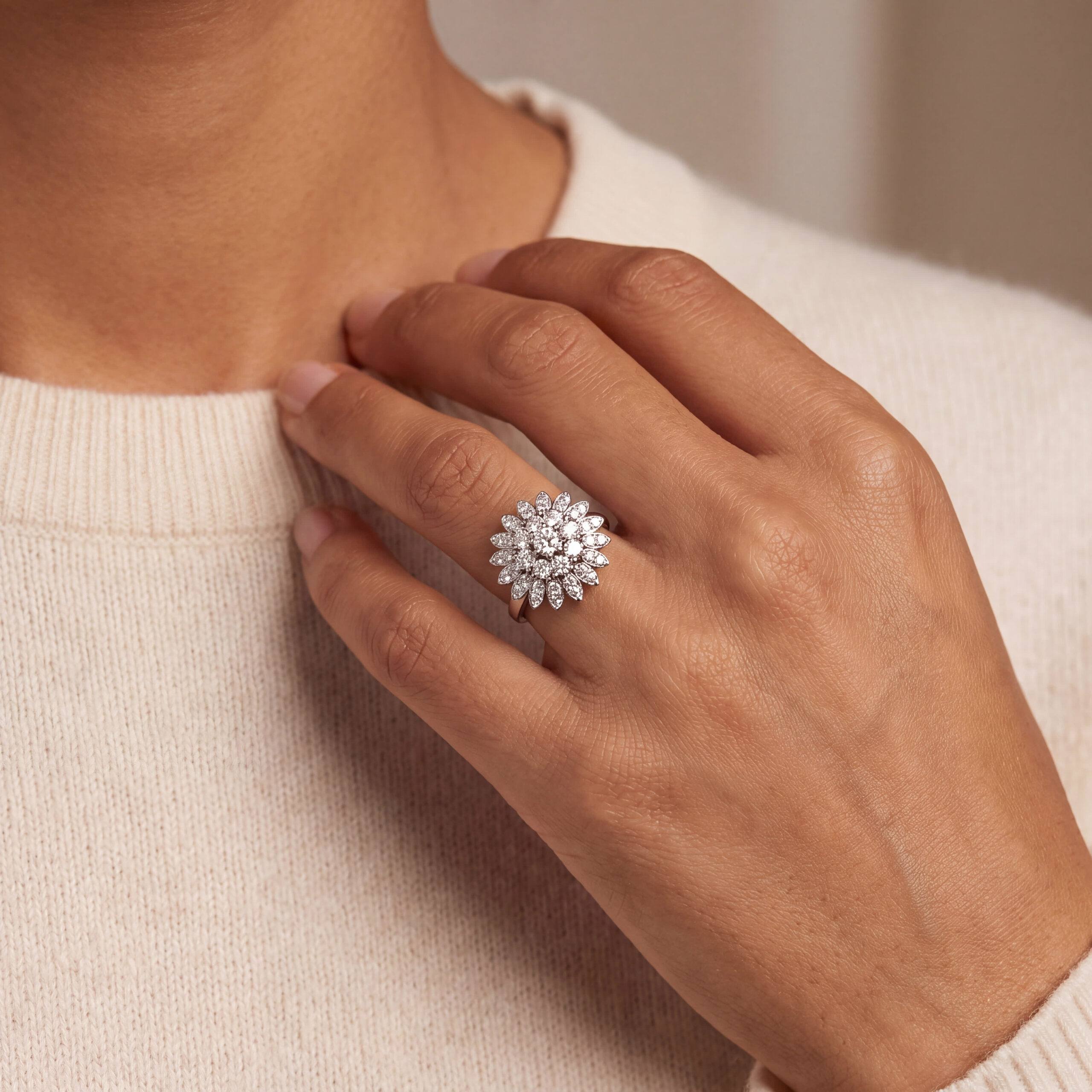 "Diamond Dahlia" - Vintage Ring in 18kt Weißgold mit Brillanten - Juwelier Steiger
