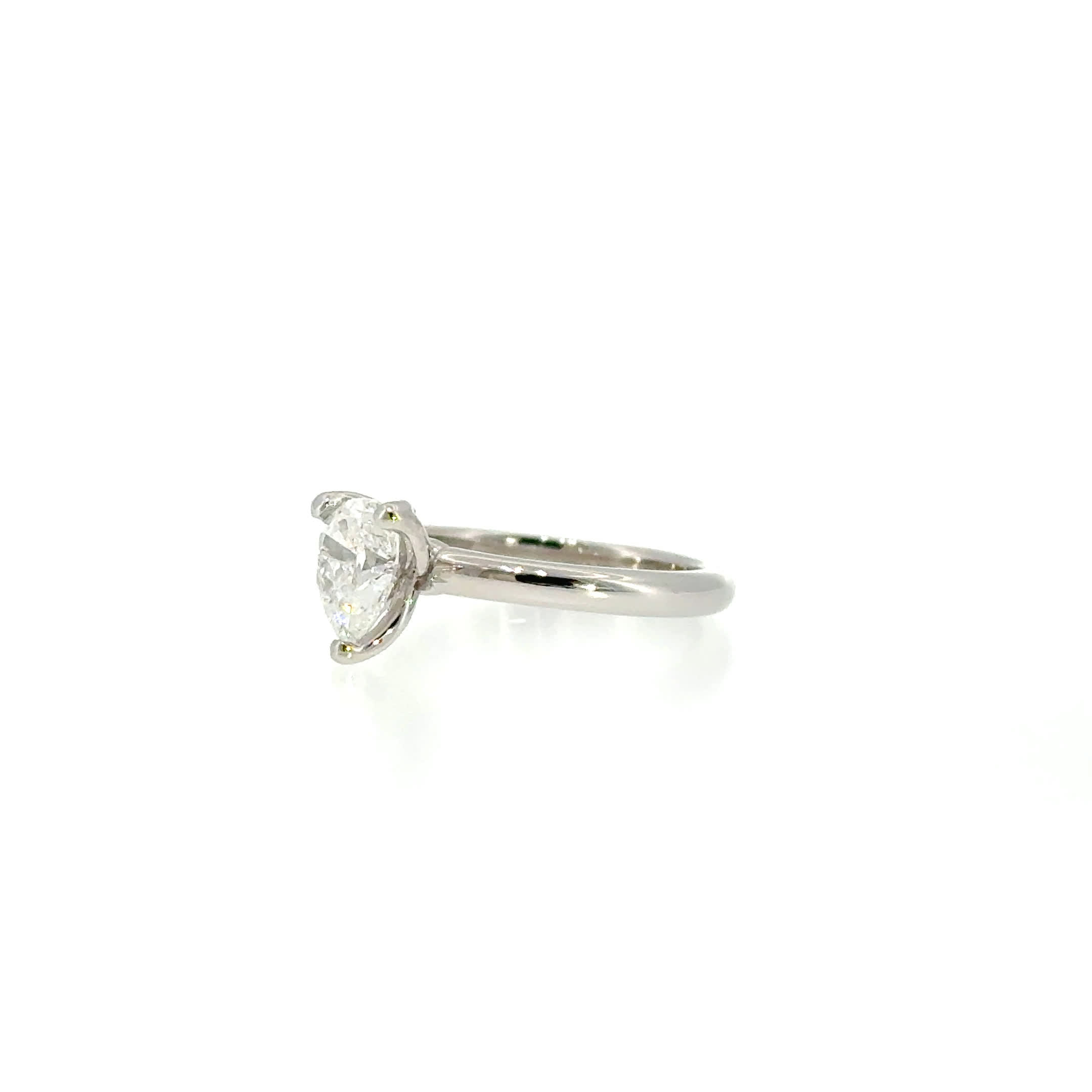 "Drop of Love" - Moderner Ring in 18kt Weißgold mit Diamant im Tropfenschliff 1,01ct - Juwelier Steiger