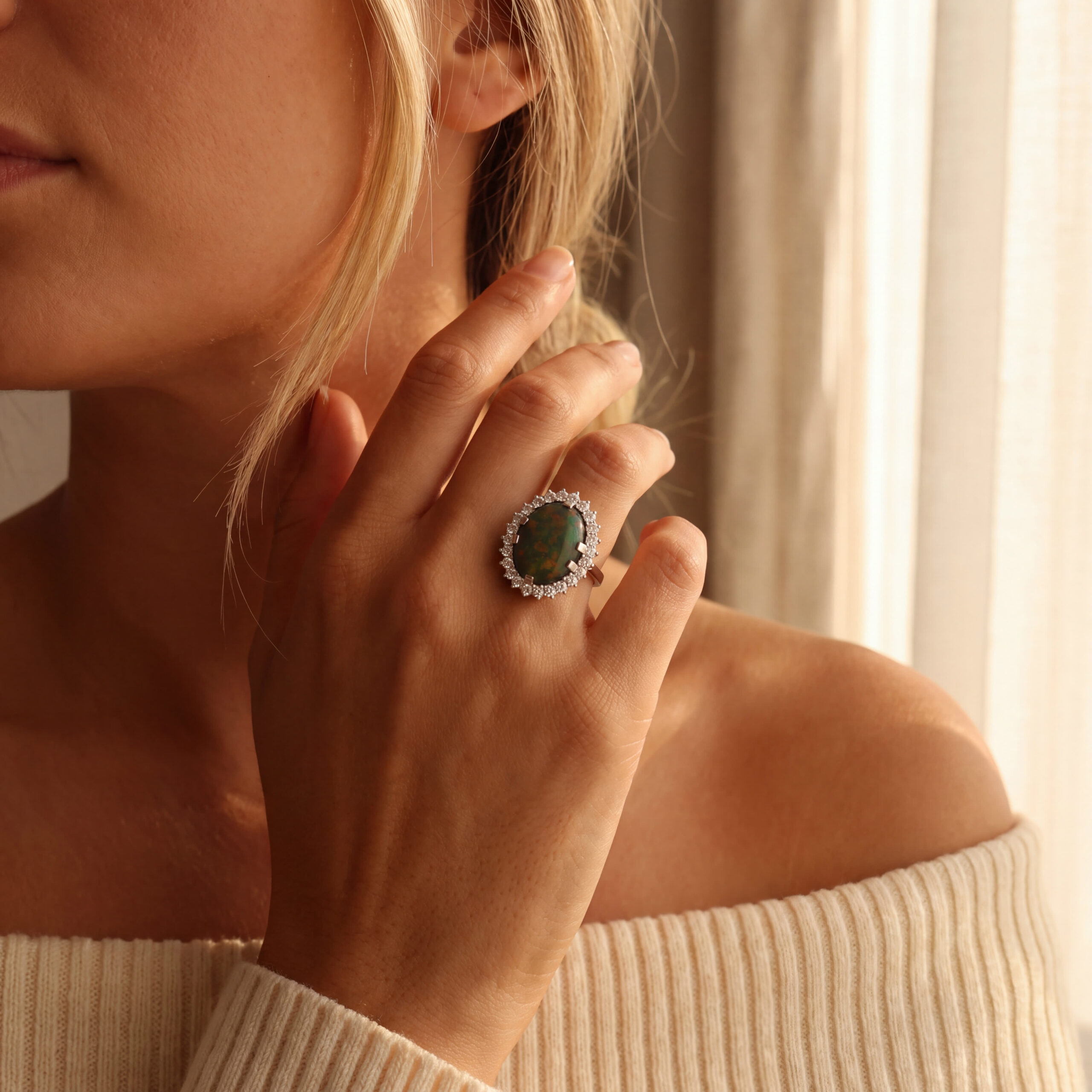 "Earth in Motion" - Vintage Ring 18 Karat Weißgold Ring mit Opal und Billanten - Juwelier Steiger