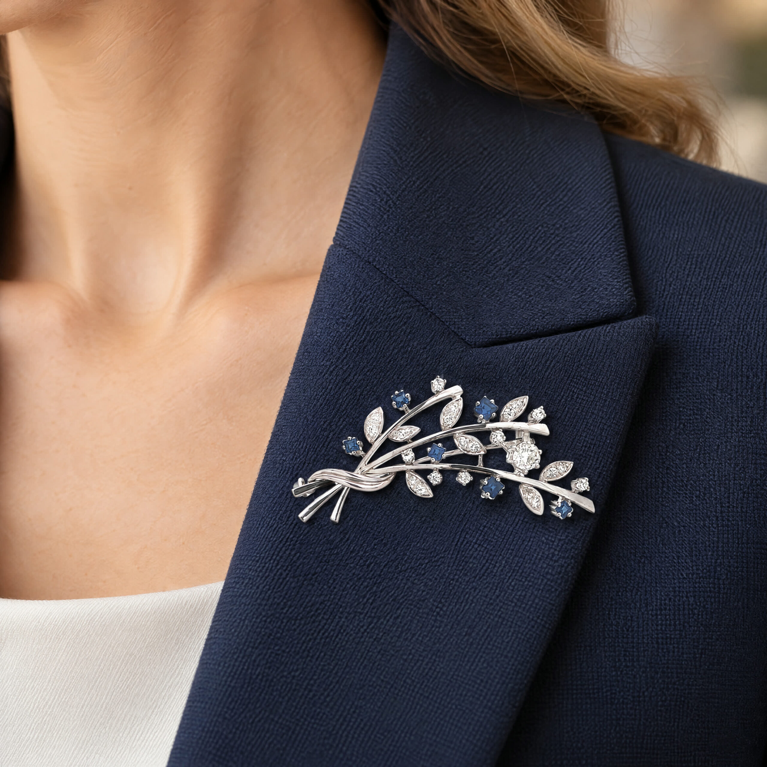 "Ein Hauch von Blau" - Vintage Brosche in 18kt Weißgold mit Diamanten & Topas - Juwelier Steiger