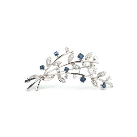 "Ein Hauch von Blau" - Vintage Brosche in 18kt Weißgold mit Diamanten & Topas - Juwelier Steiger