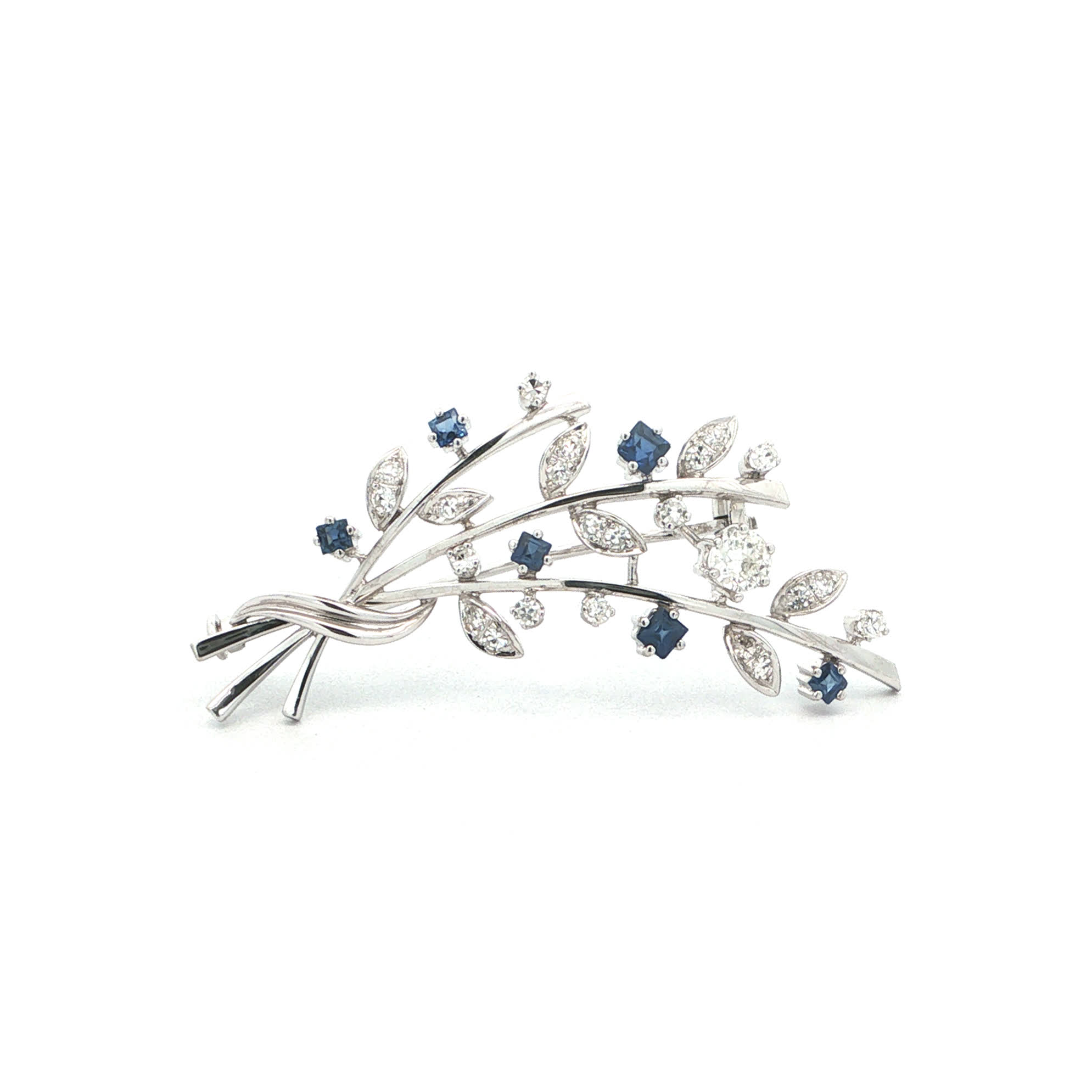 "Ein Hauch von Blau" - Vintage Brosche in 18kt Weißgold mit Diamanten & Topas - Juwelier Steiger