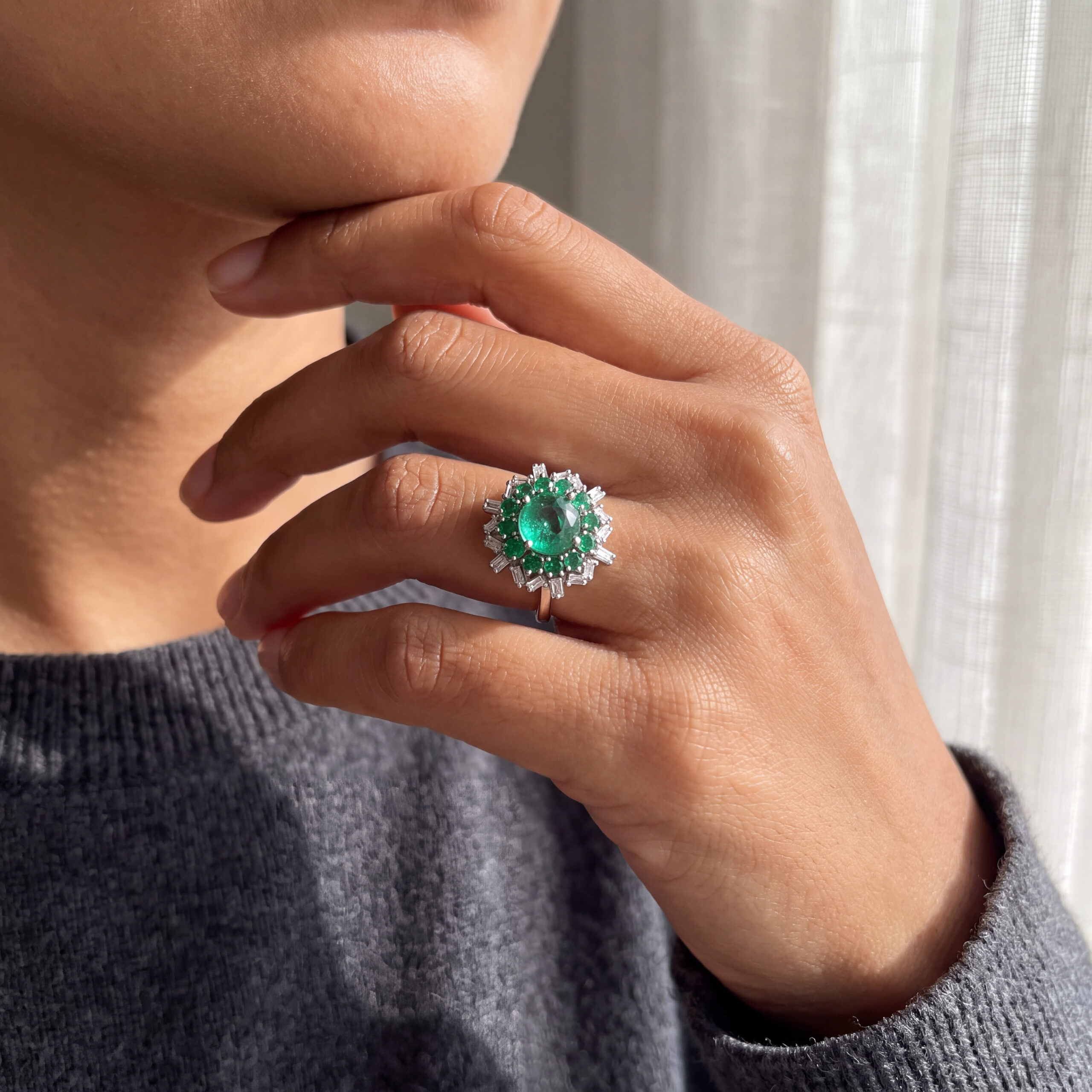 "Emerald Sunburst" - Vintage Ring in 18kt Weißgold mit Smaragd Cabochon & Diamanten - Juwelier Steiger