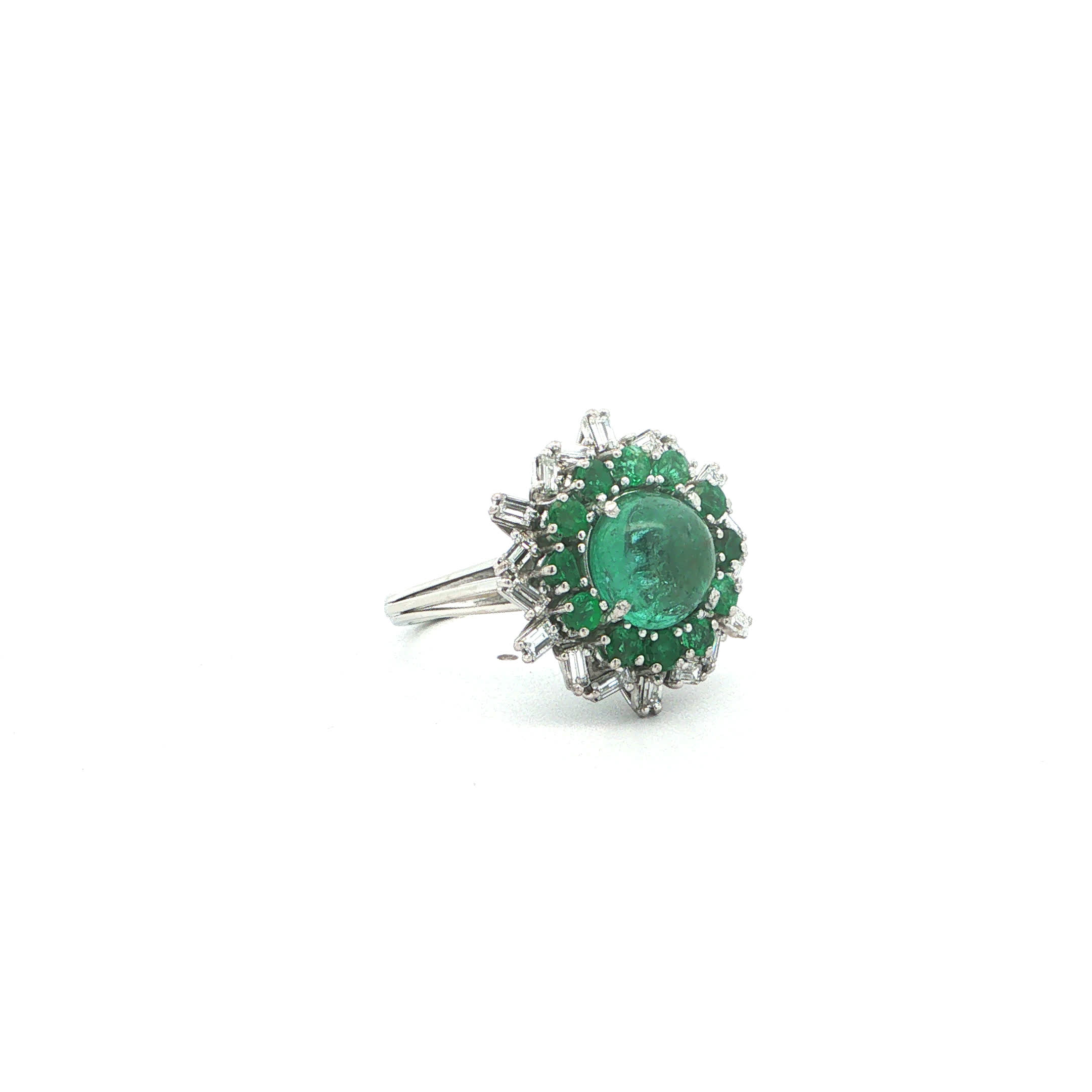 "Emerald Sunburst" - Vintage Ring in 18kt Weißgold mit Smaragd Cabochon & Diamanten - Juwelier Steiger