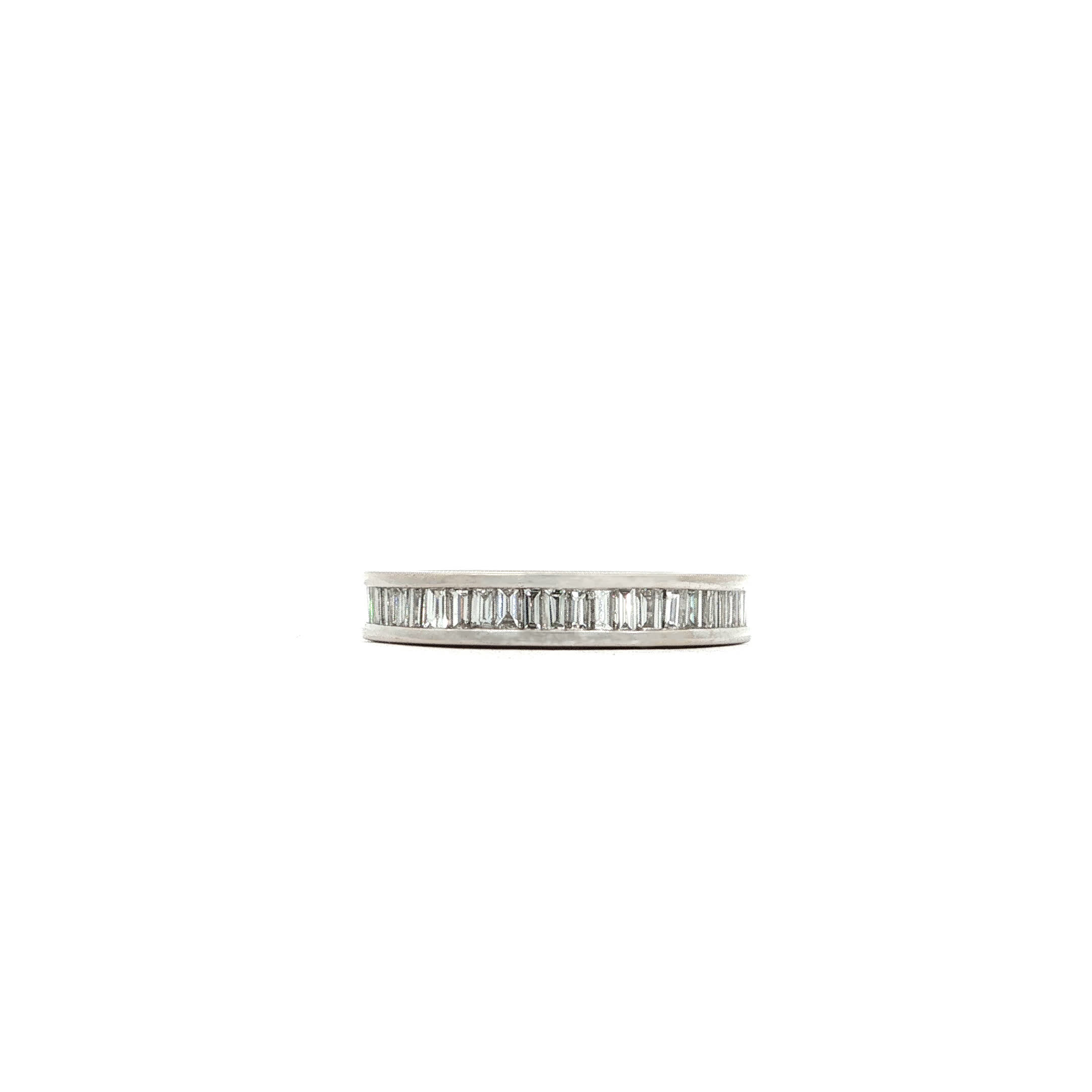 "Endless Baguette" - Moderner Memory Ring in 18kt Weißgold mit Diamanten im Baguette Schliff - Juwelier Steiger