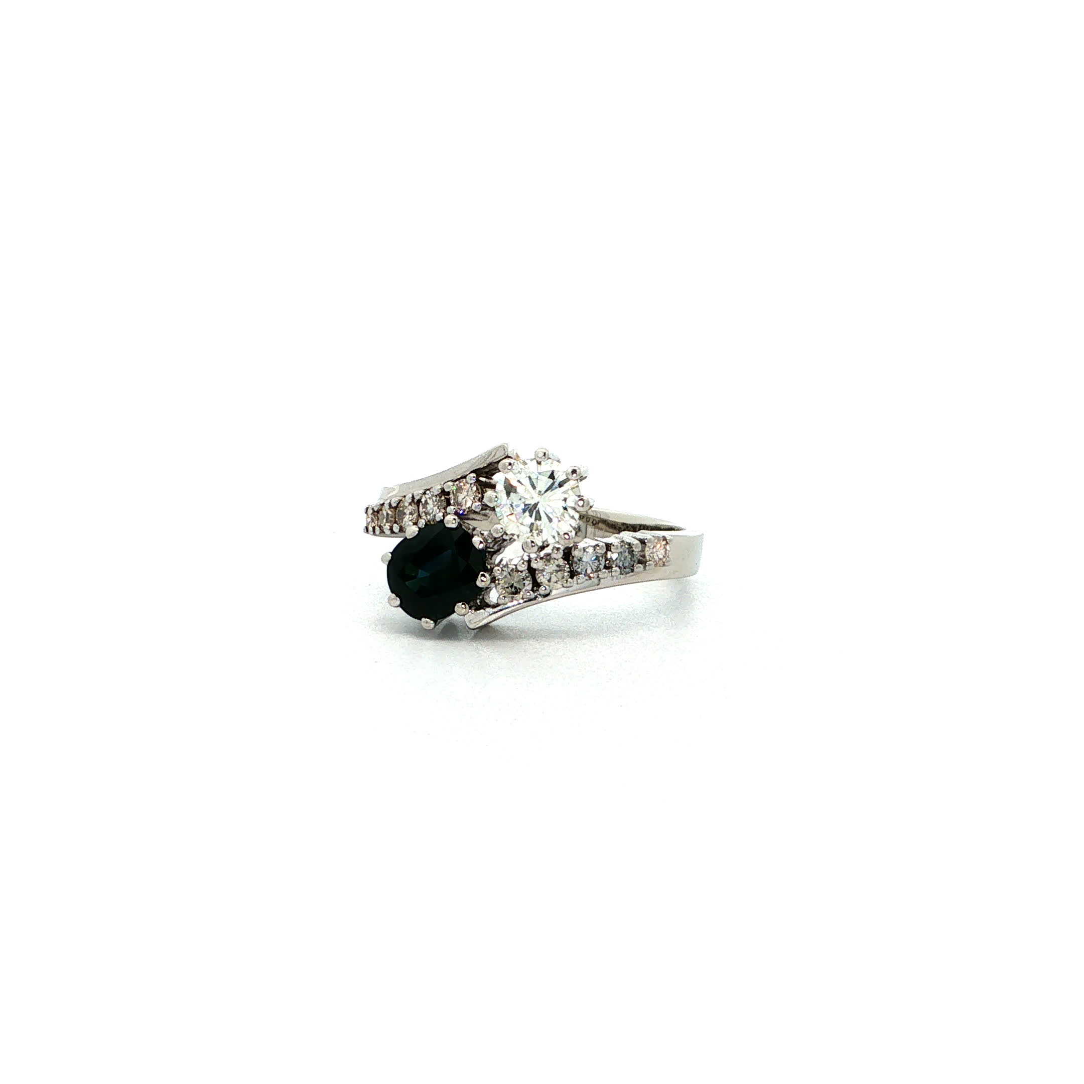"Ewige Treue" - Vintage Toi et Moi Ring in 14kt Weißgold mit blauem Saphir & Brillant - Juwelier Steiger
